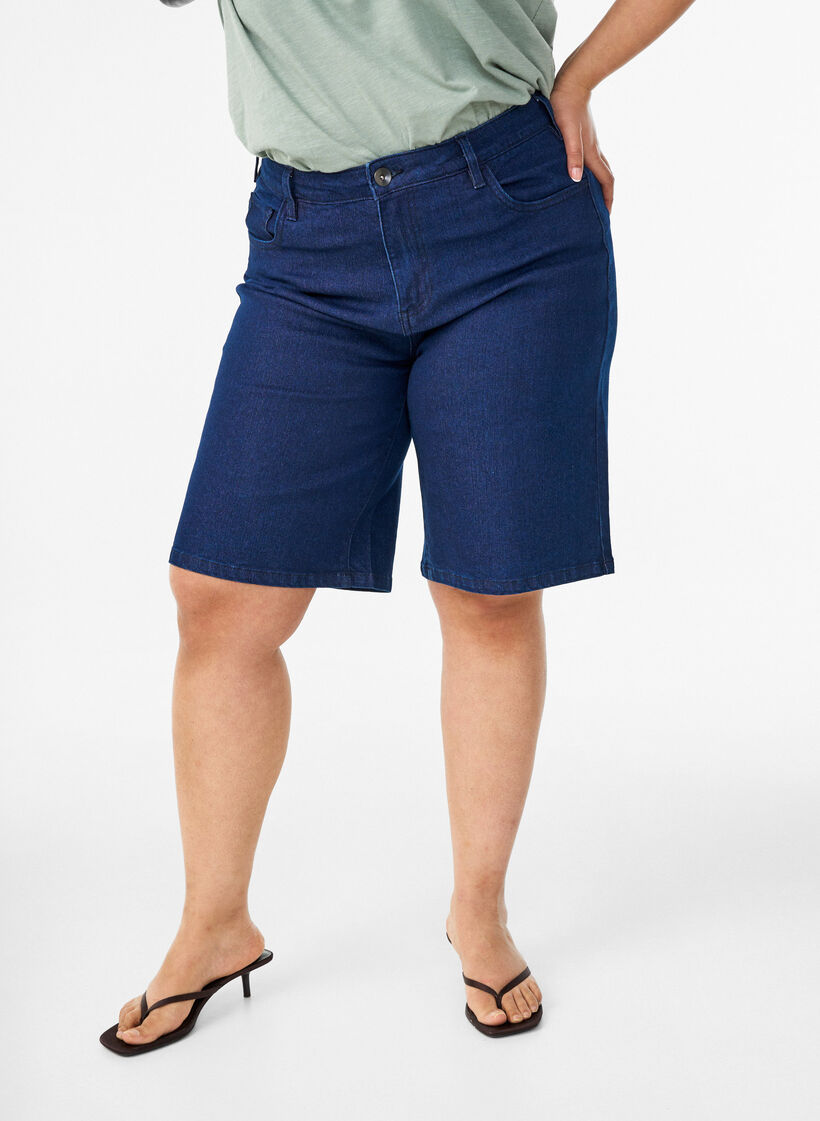 Locker sitzende Jeansshorts mit hoher Taille, Blau, Model image number 3