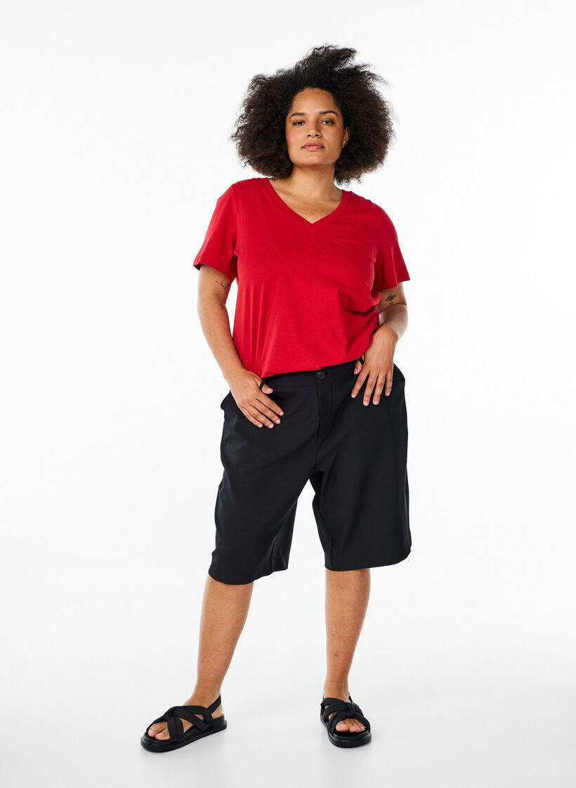 Einfaches T-Shirt aus Baumwolle mit V-Ausschnitt, Rot, Model image number 1