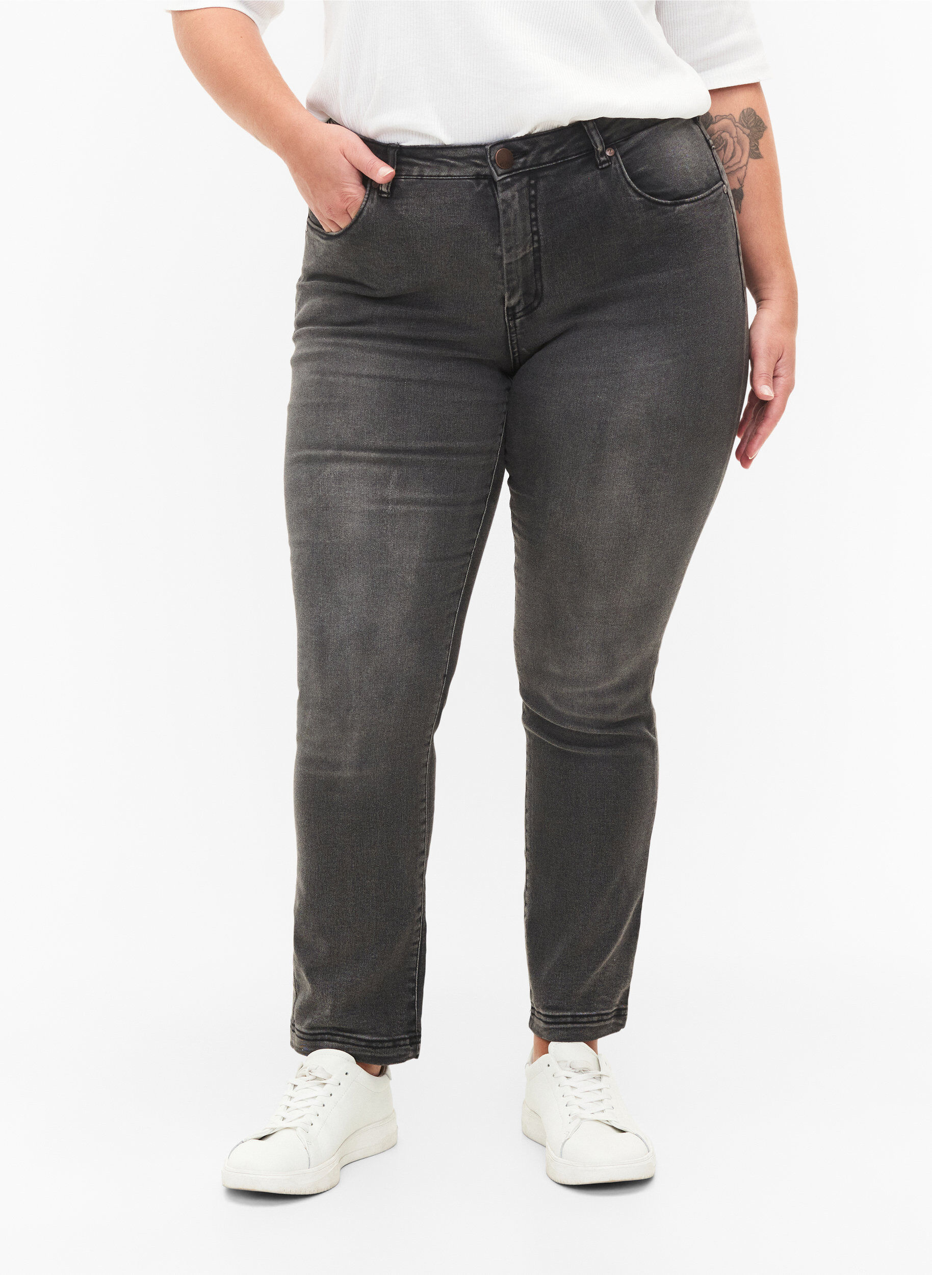 ZizziSlim Fit Emily Jeans mit normaler Taillenh&ouml;he, Grau, Model image number 2