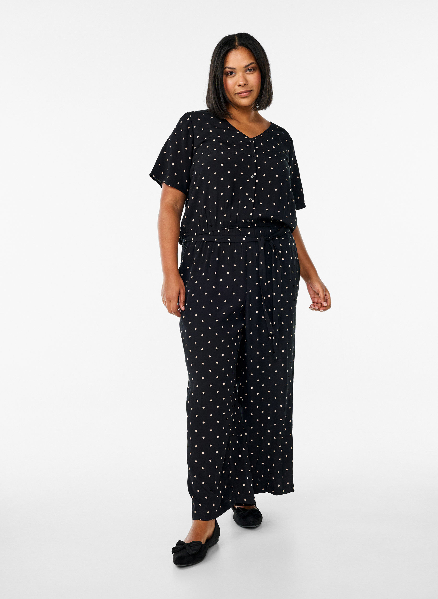 Jumpsuit mit Punkten und kurzen &Auml;rmeln, Schwarz, Model