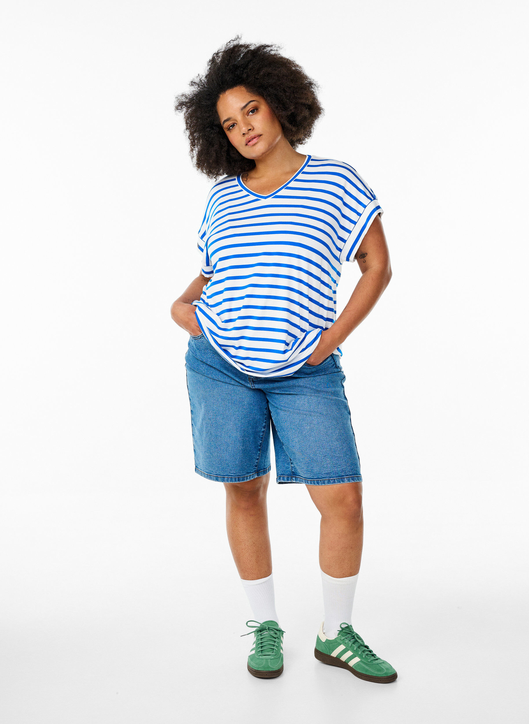 ZizziGestreiftes T-Shirt mit V-Ausschnitt, Blau, Model image number 1