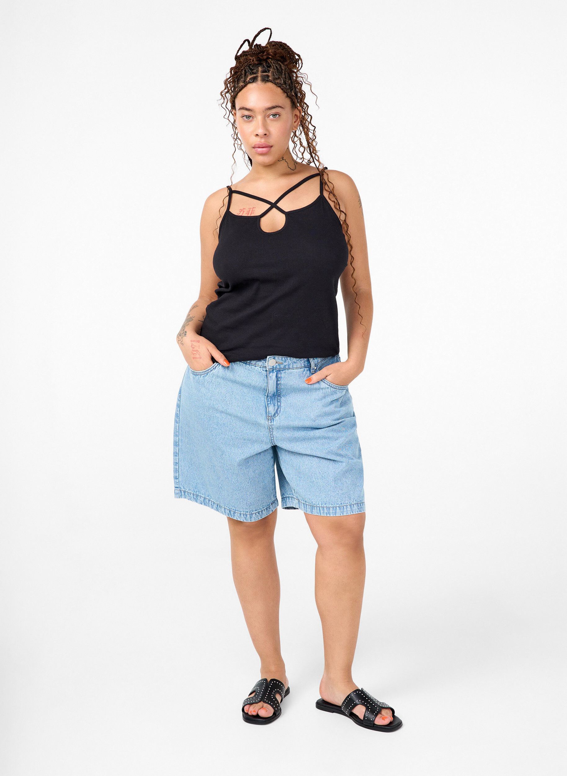 ZizziRipp-Top aus Bio-Baumwolle mit Kreuzdetail, Black, Model image number 2