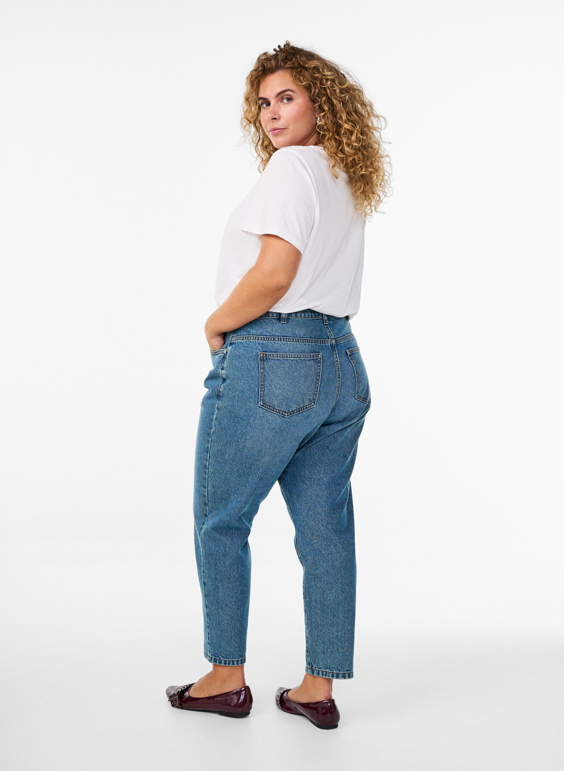 ZizziMille Mom-Fit-Jeans mit hoher Taille, Blau, Model image number 1