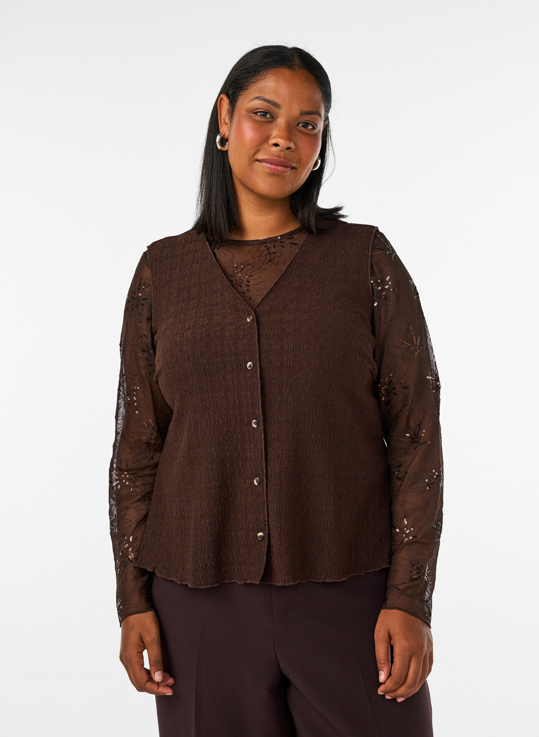 Zizzi&Auml;rmelloses Top mit welliger Struktur und Knopfverschluss, Braun, Model image number 0