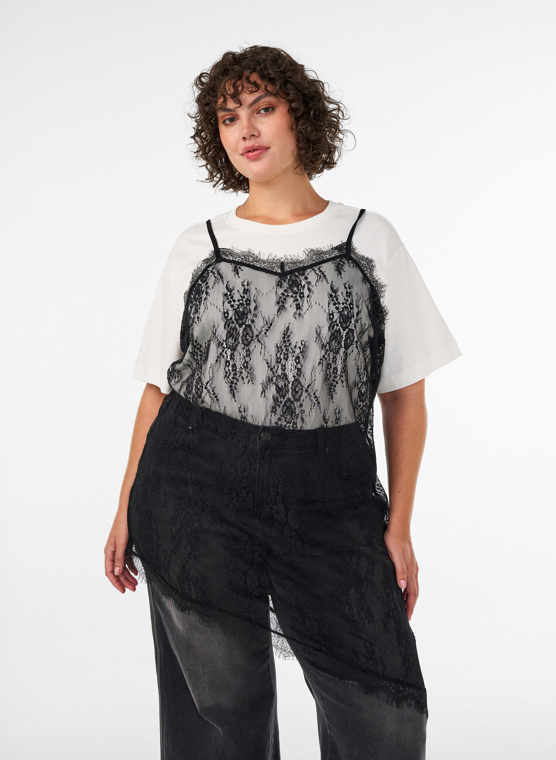 Spitzenkleid mit asymmetrischem Schnitt, Schwarz, Model