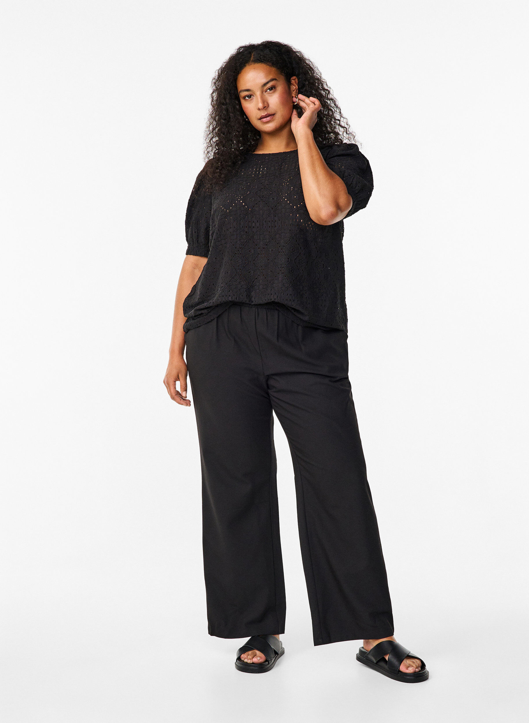 Zizzi Kurz&auml;rmelige Bluse mit Lochmuster, Black, Model image number 2