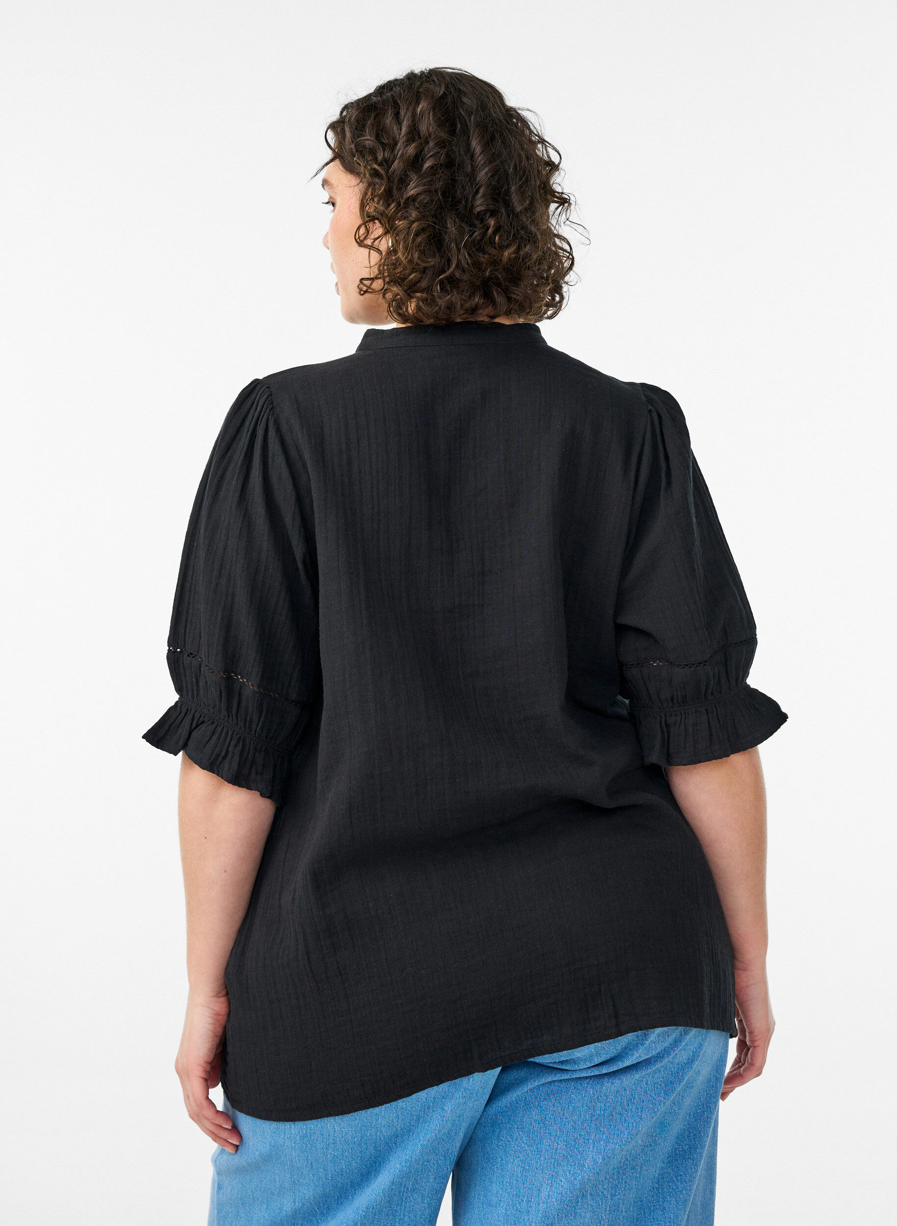 ZizziKurz&auml;rmelige Bluse aus Baumwoll-Musselin mit H&auml;kelbesatz, Schwarz, Model image number 2