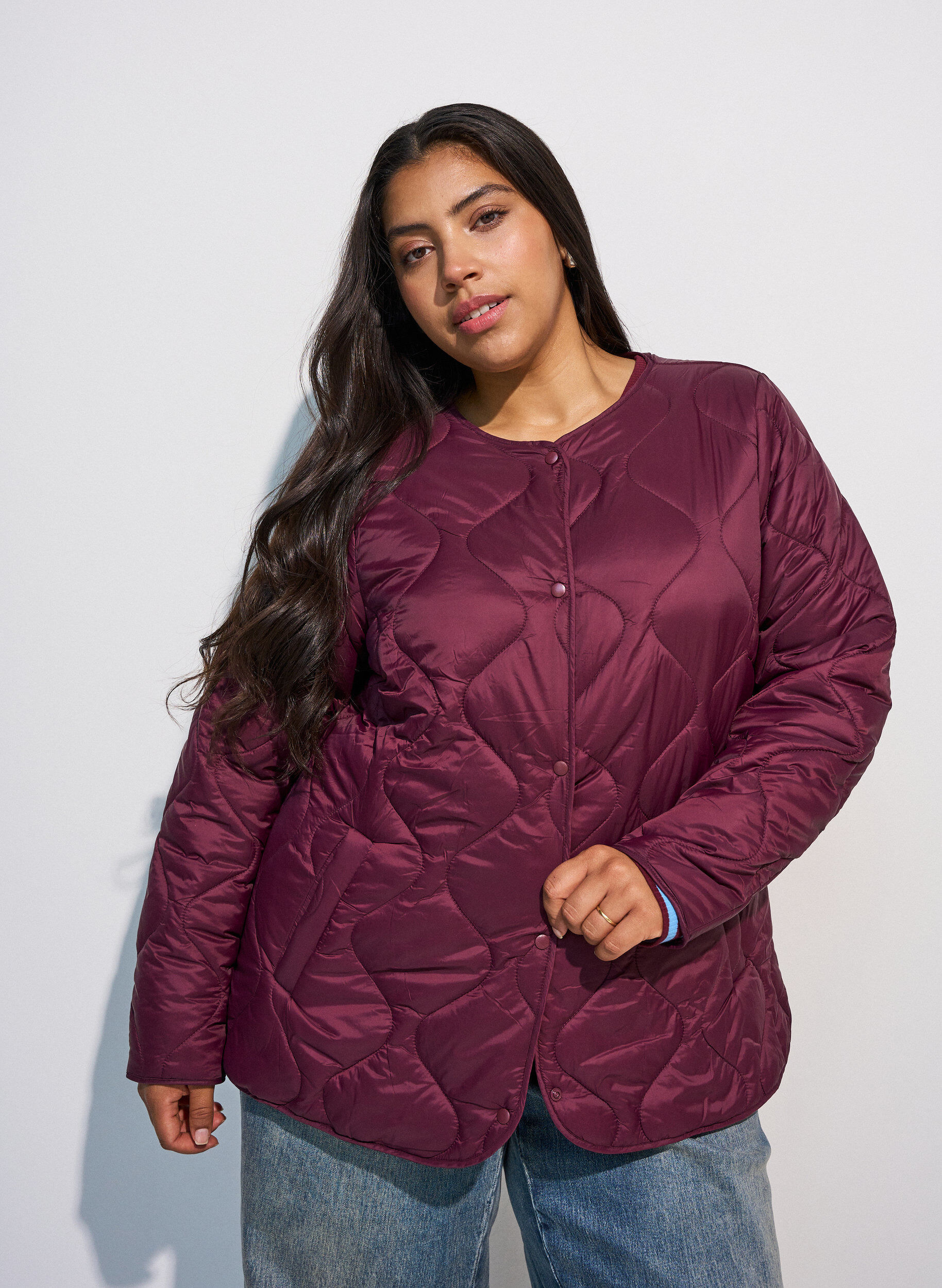 ZizziSteppjacke mit Druckkn&ouml;pfen und Rundhalsausschnitt, Dunkles Bordeaux, Model image number 0