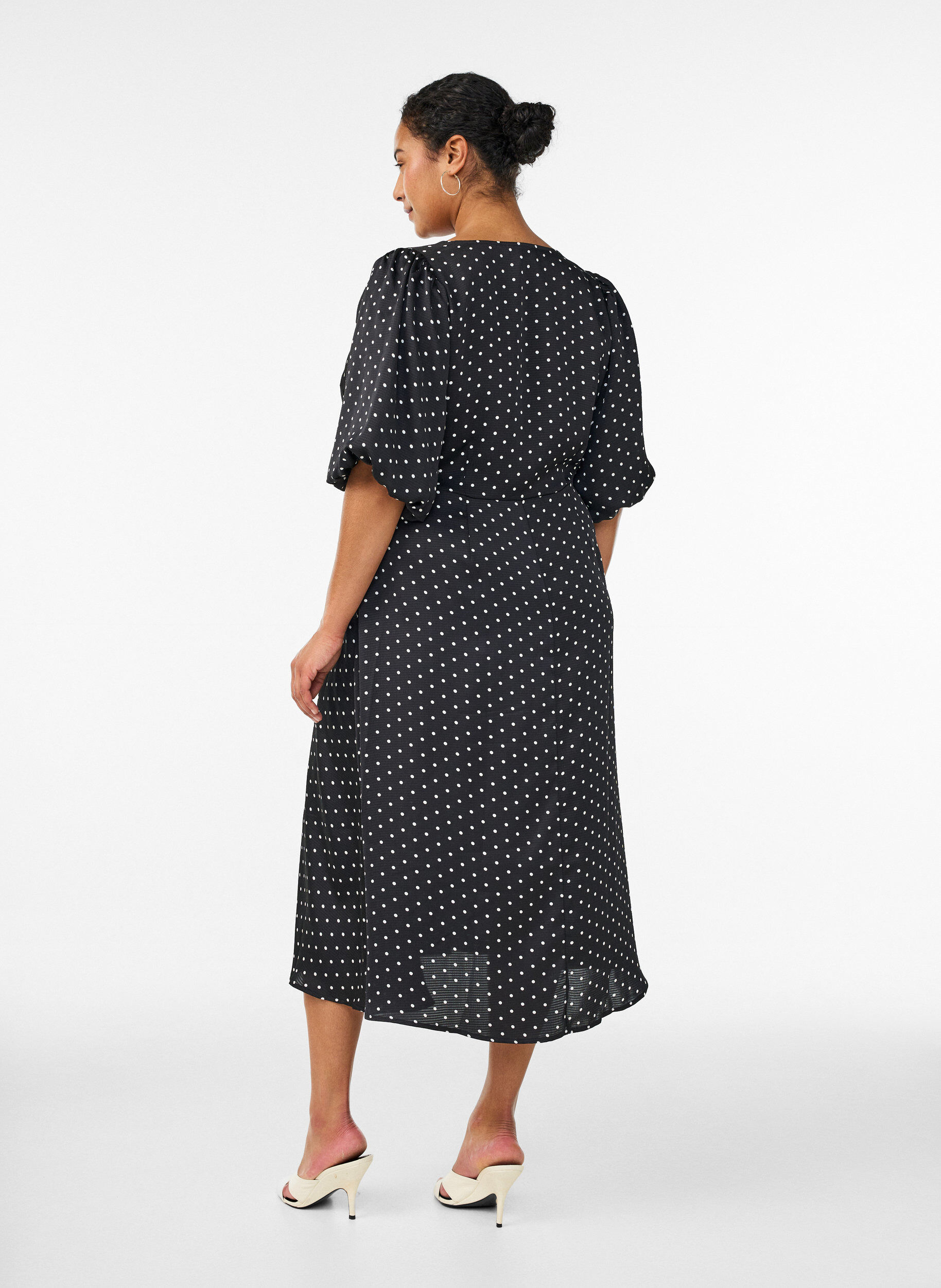 ZizziGepunktetes Midikleid mit eckigem Ausschnitt, Schwarz, Model image number 1