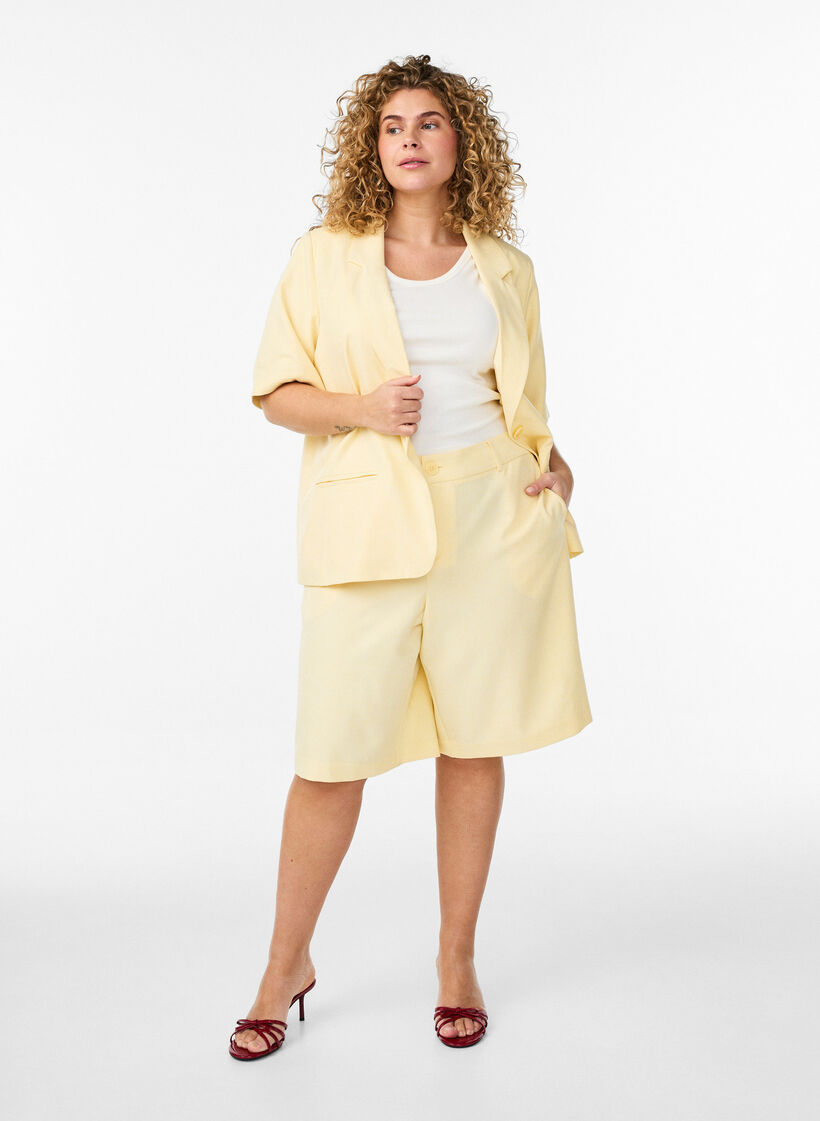 Lockere Bermudashorts mit hoher Taille, Gelb, Model image number 1