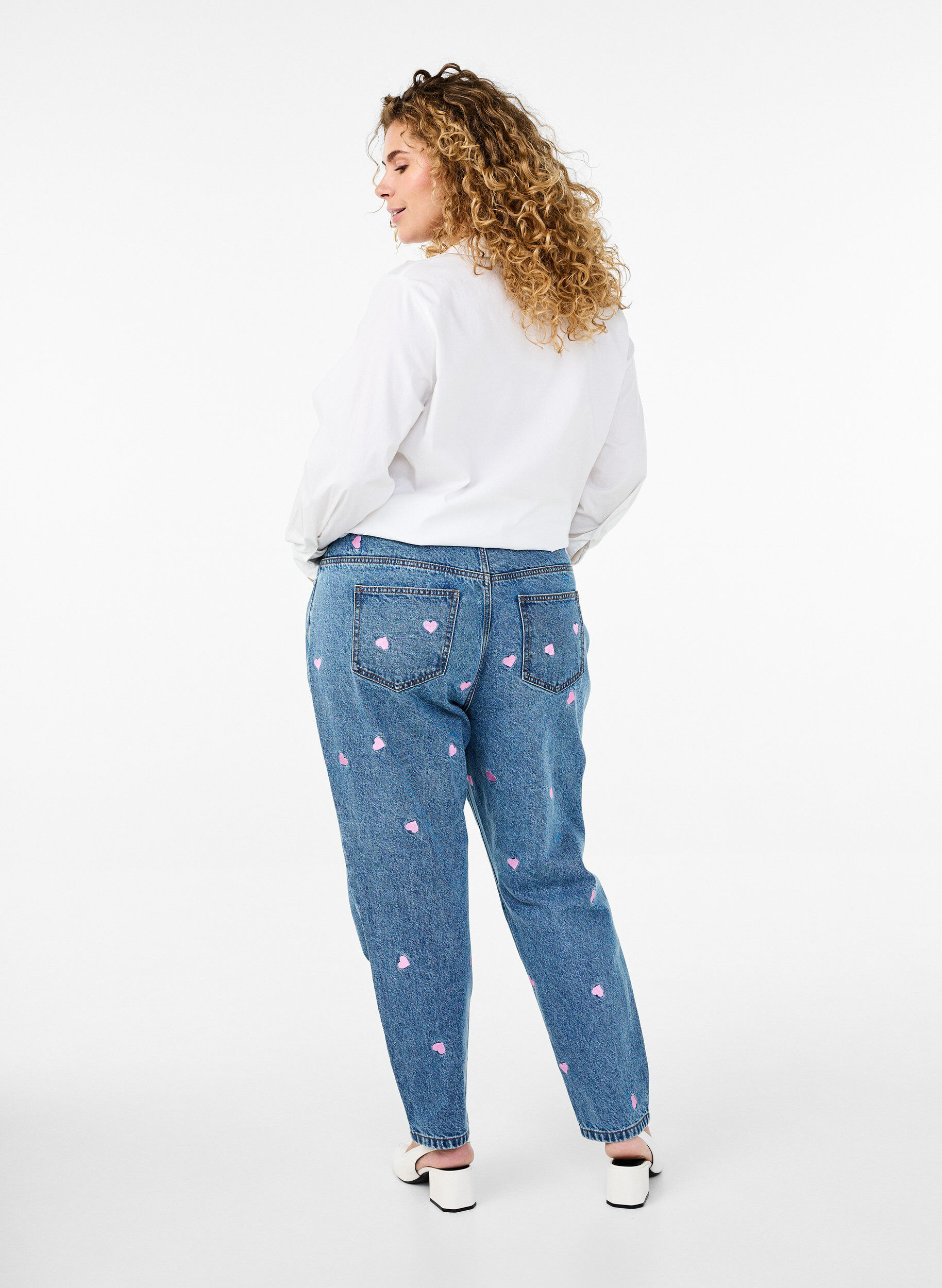 ZizziMille Mom Fit Jeans mit Stickerei, Blau, Model image number 2