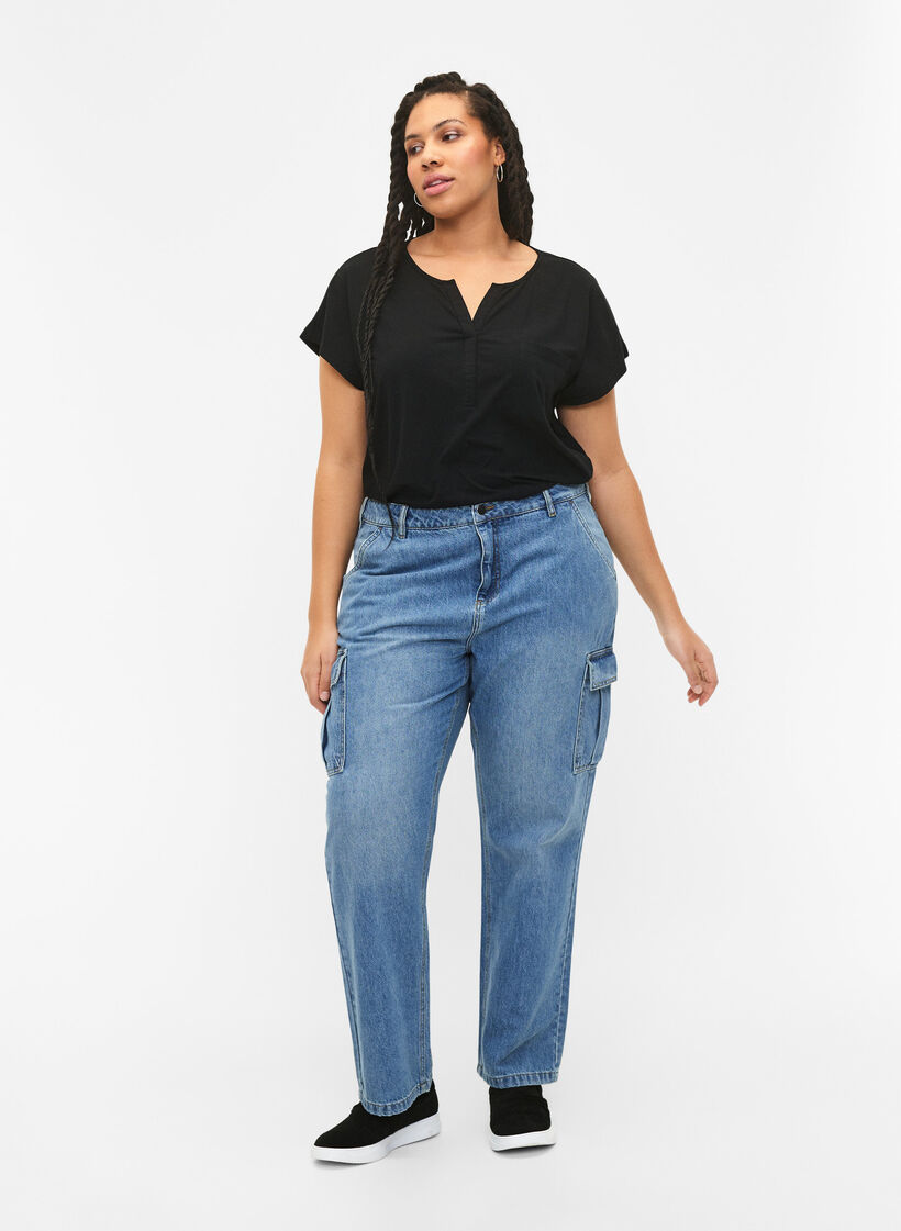 T-Shirt mit V-Ausschnitt und Brusttasche, Black, Model image number 2