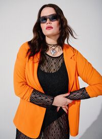 Orangefarbener Blazer mit Spitzenkleid, , Model