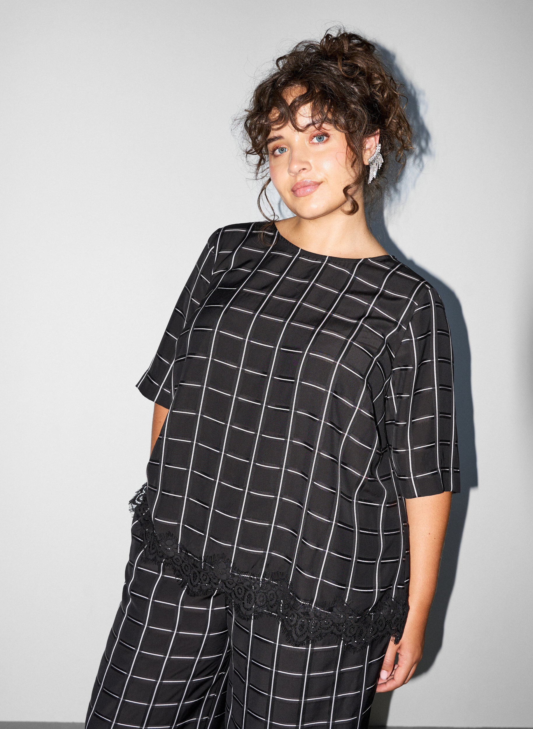 Karierte Bluse mit Spitzenbesatz und ellenbogenlangen &Auml;rmeln, Schwarz, Model