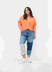 Mille Mom Fit Jeans mit Colour Block, Blue Denim Comb, Model