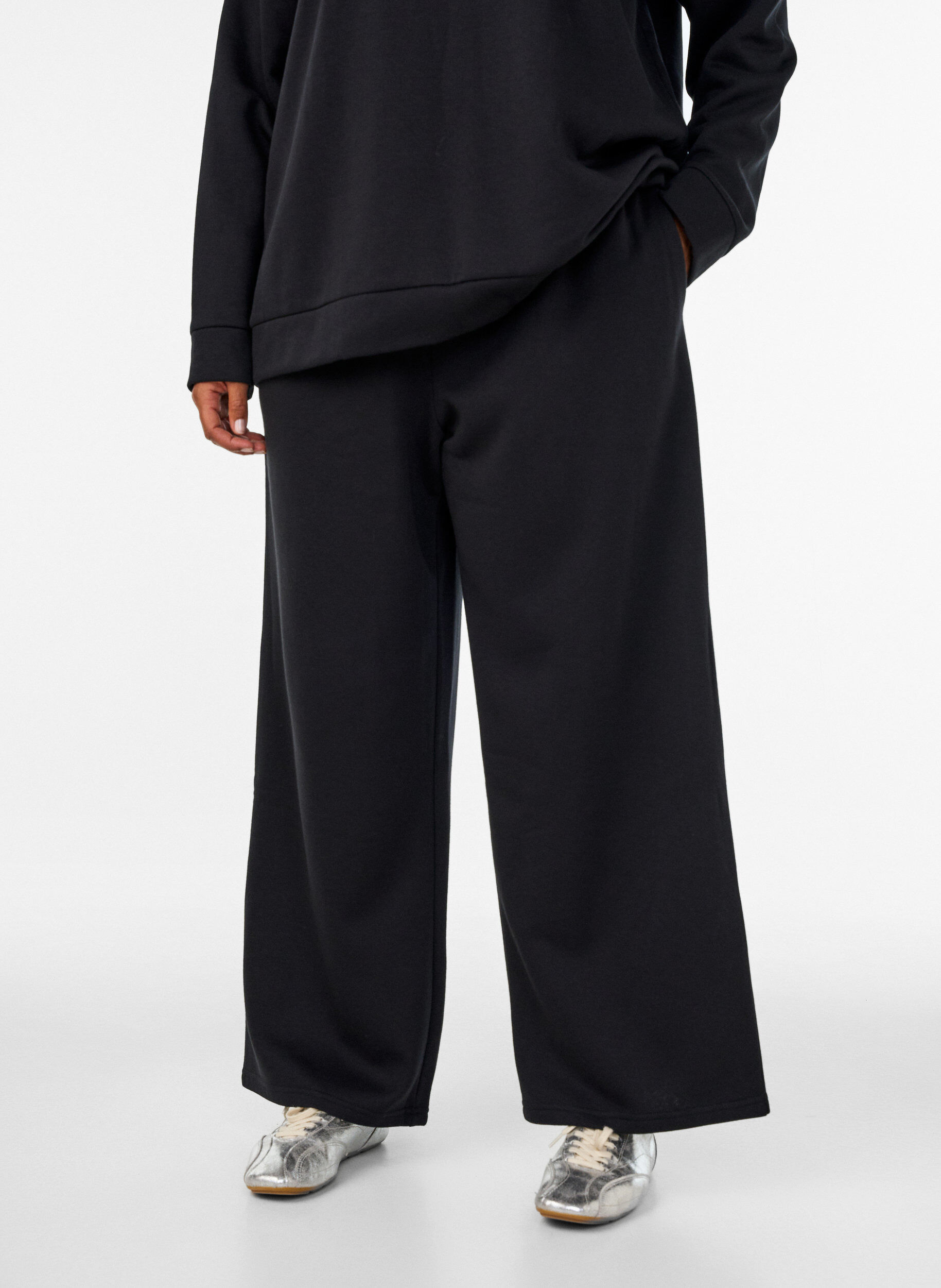 ZizziHoch taillierte Sweatpants mit weitem Bein, Schwarz, Model image number 2