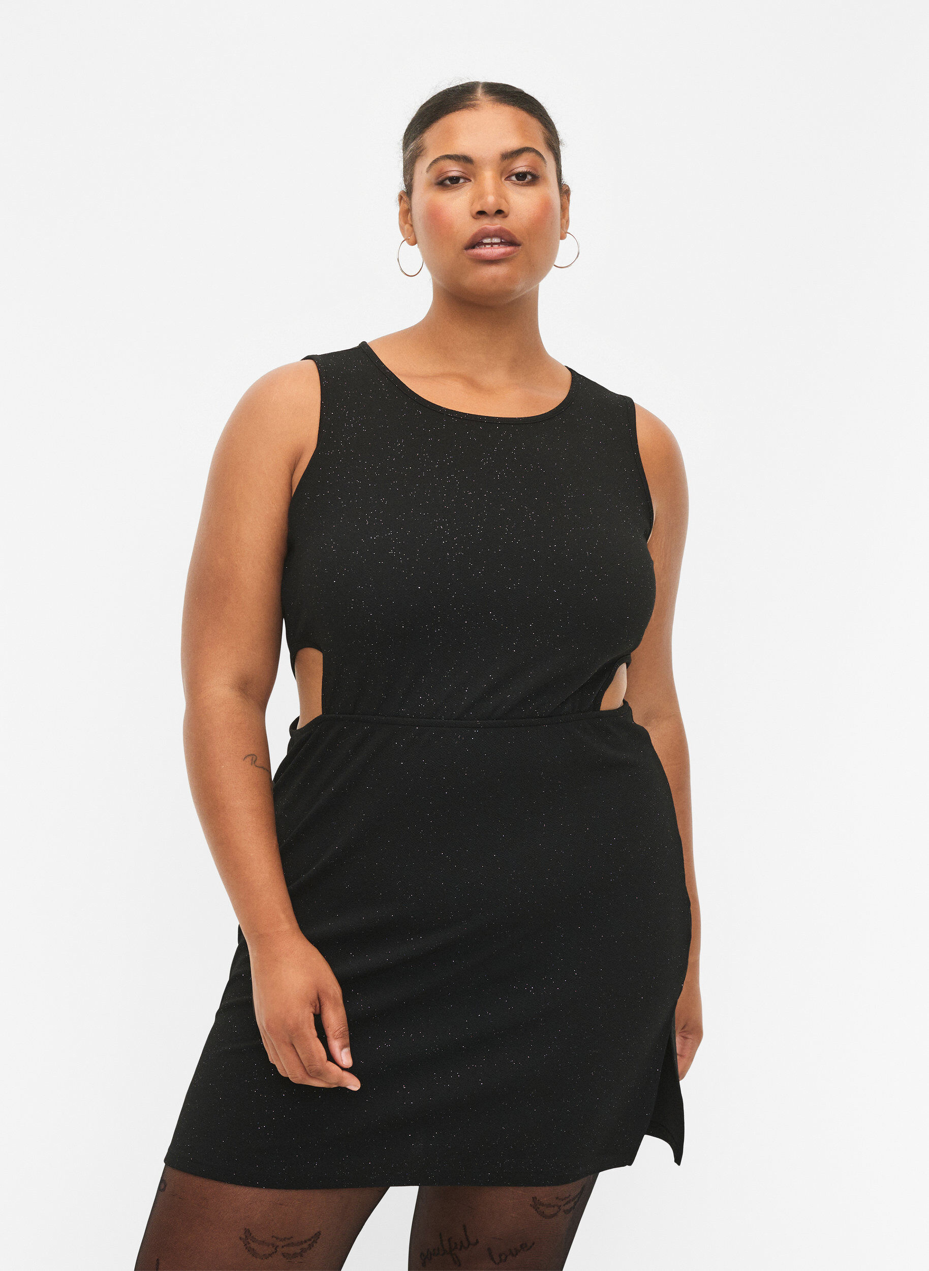 Zizzi&Auml;rmelloses Kleid mit ausgeschnittenem Teil, Black, Model image number 0