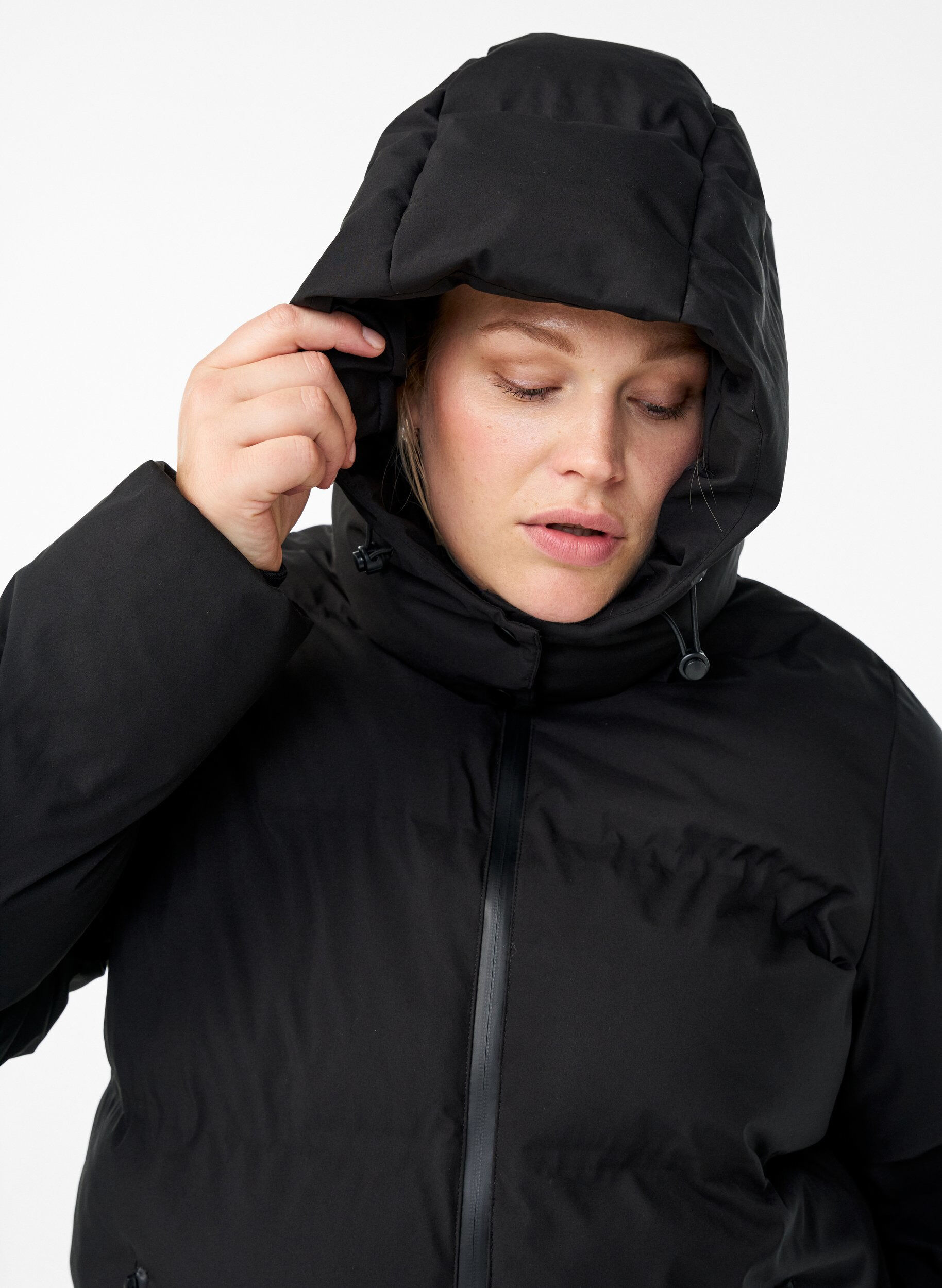 ZizziKurze Steppjacke mit abnehmbarer Kapuze, Schwarz, Model image number 3