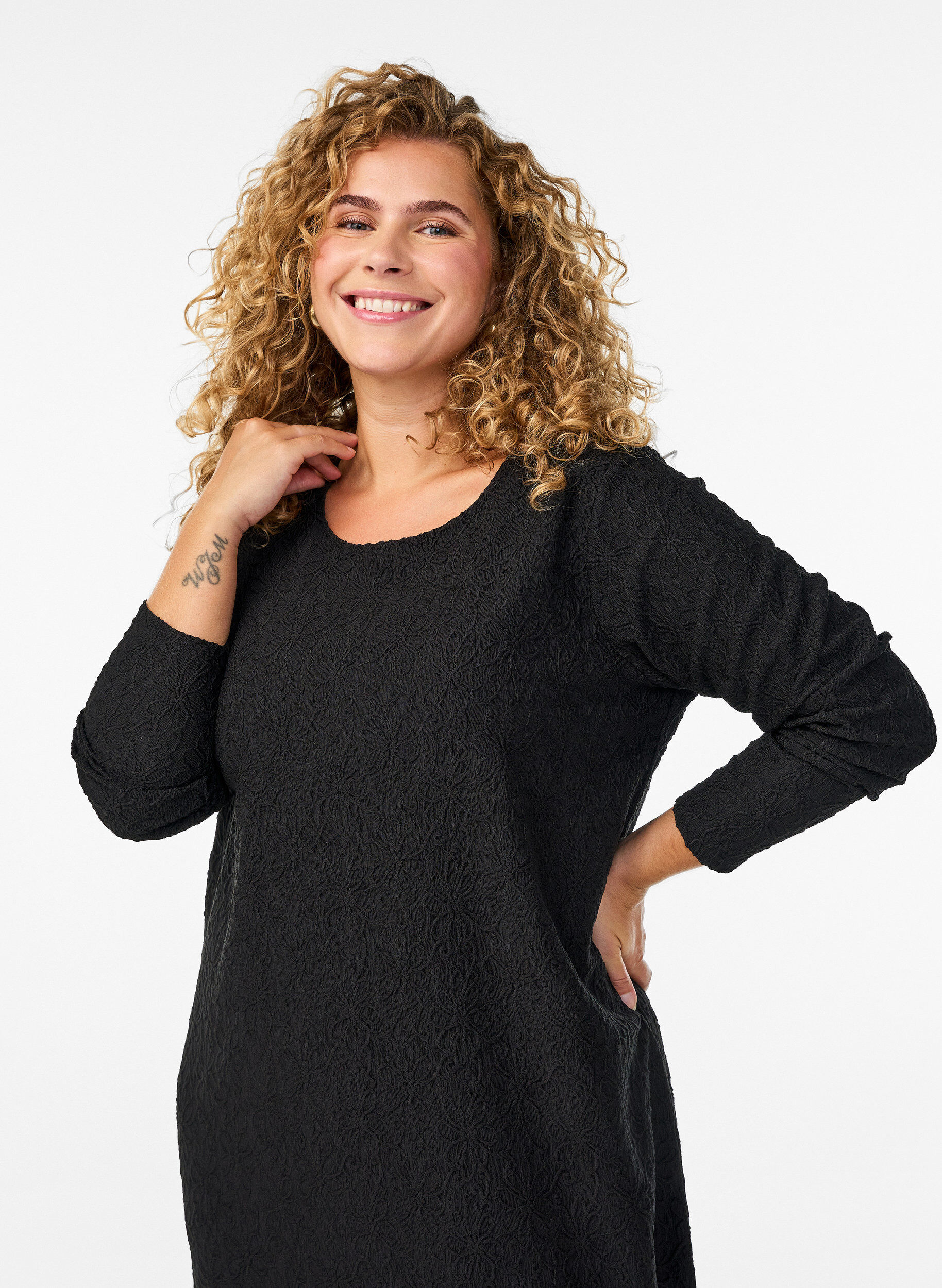 ZizziGebl&uuml;mtes, strukturiertes Kleid mit langen &Auml;rmeln, Schwarz, Model image number 2