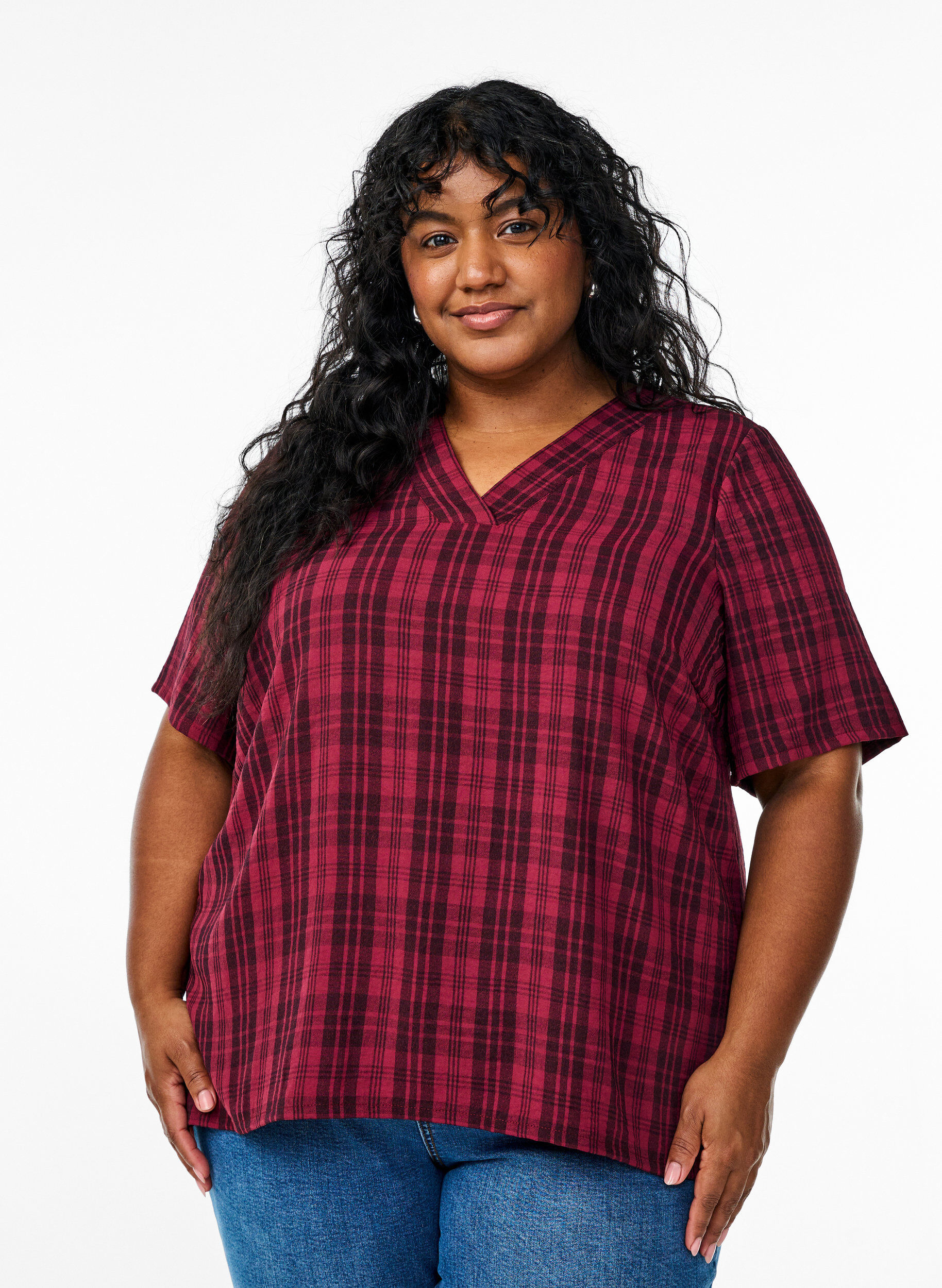 Bluse mit Karo-Muster und V-Ausschnitt, Dunkles Bordeaux, Model
