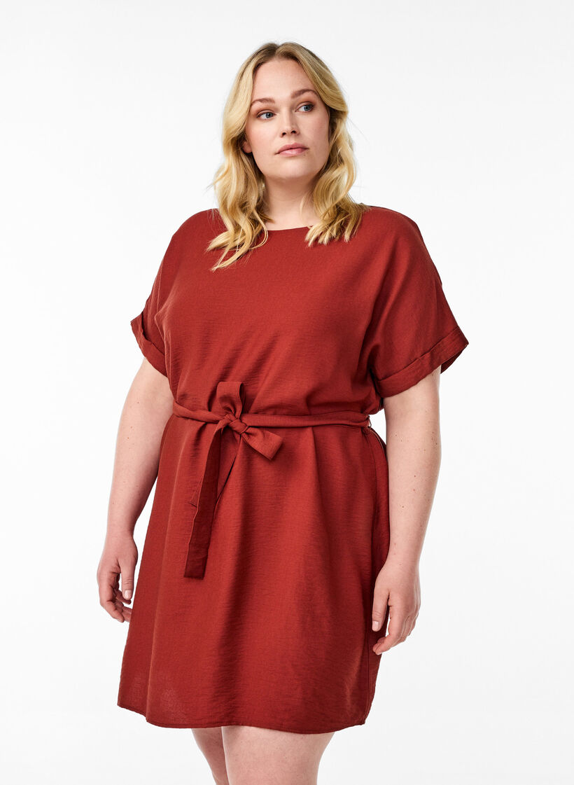 Kurzes Kleid mit lockerer Passform und Bindegürtel, Rot, Model image number 0