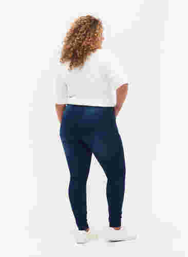 Super Slim Amy Jeans mit hoher Taille, Blue denim, Model image number 1