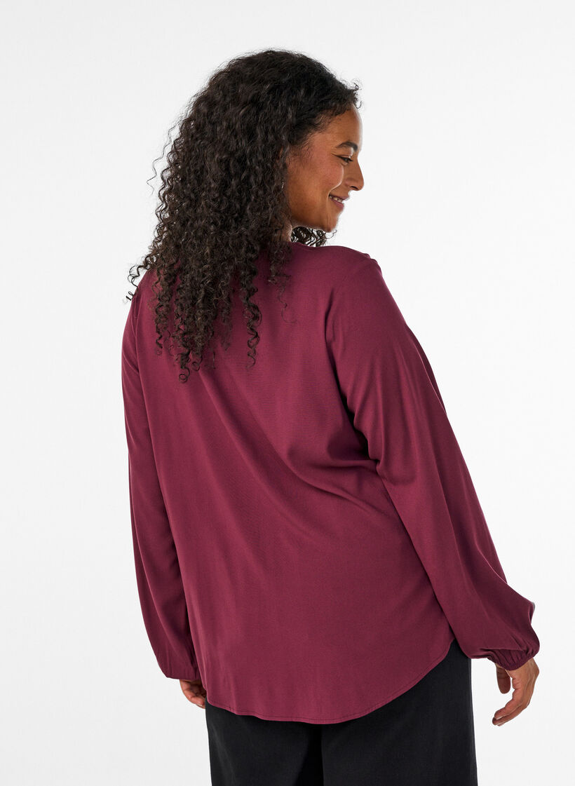 Bluse aus Viskose mit V-Ausschnitt und abgerundetem Saum, Rot, Model image number 2
