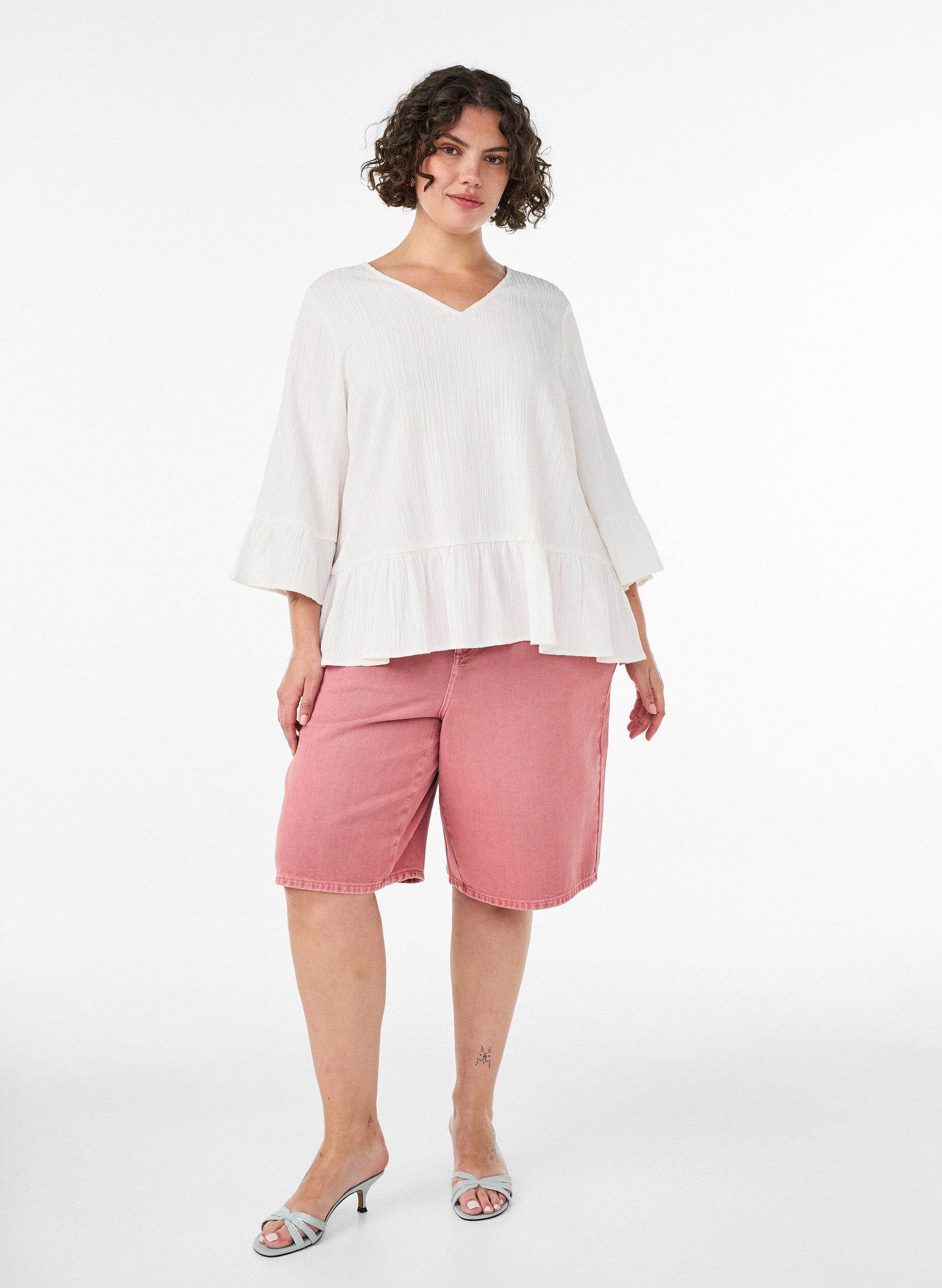 ZizziBluse mit Struktur, V-Ausschnitt und R&uuml;schen, Vanille, Model image number 1