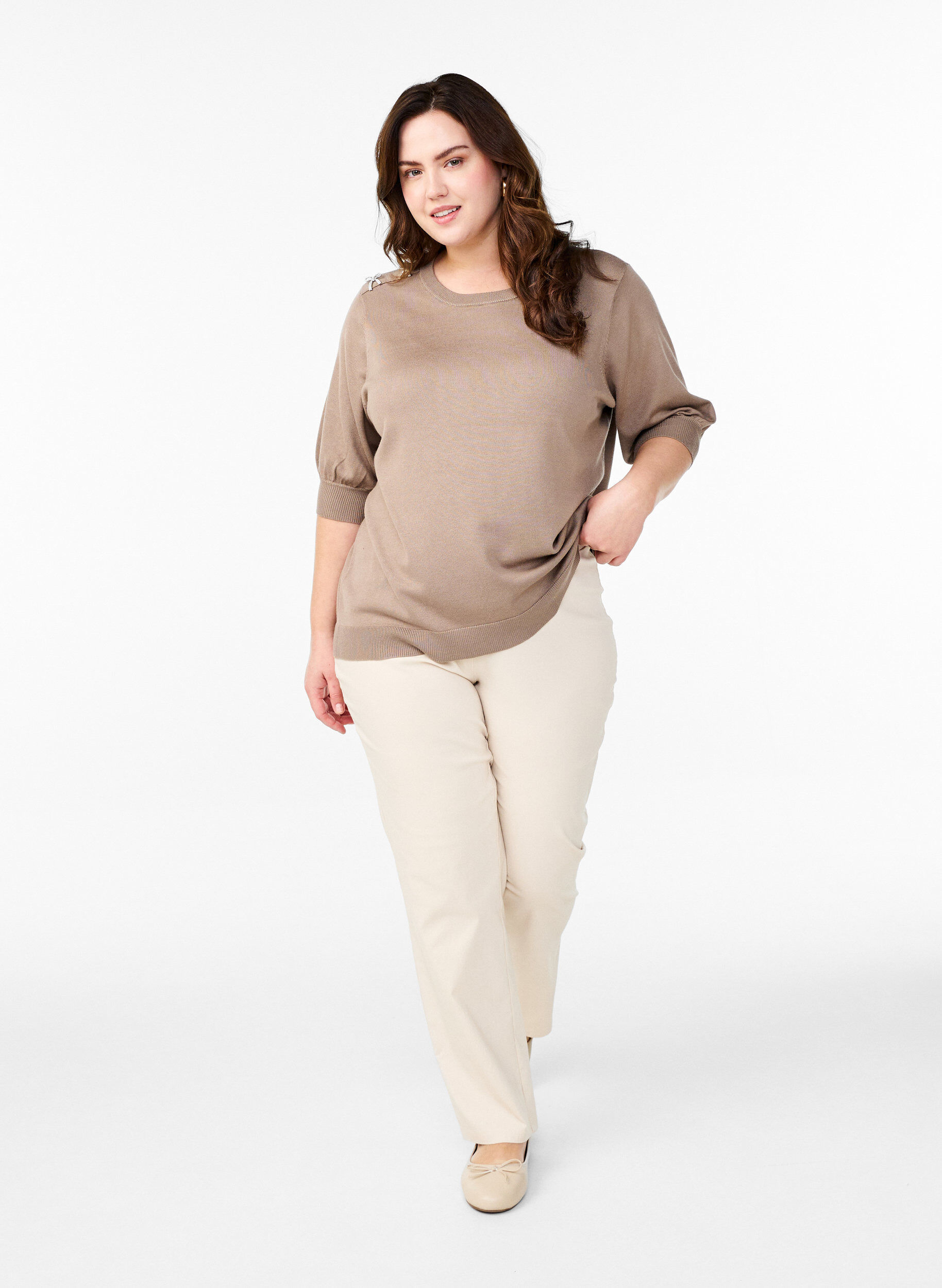 ZizziStrickbluse mit kurzen &Auml;rmeln und kleinen Schleifen, Beige, Model image number 1