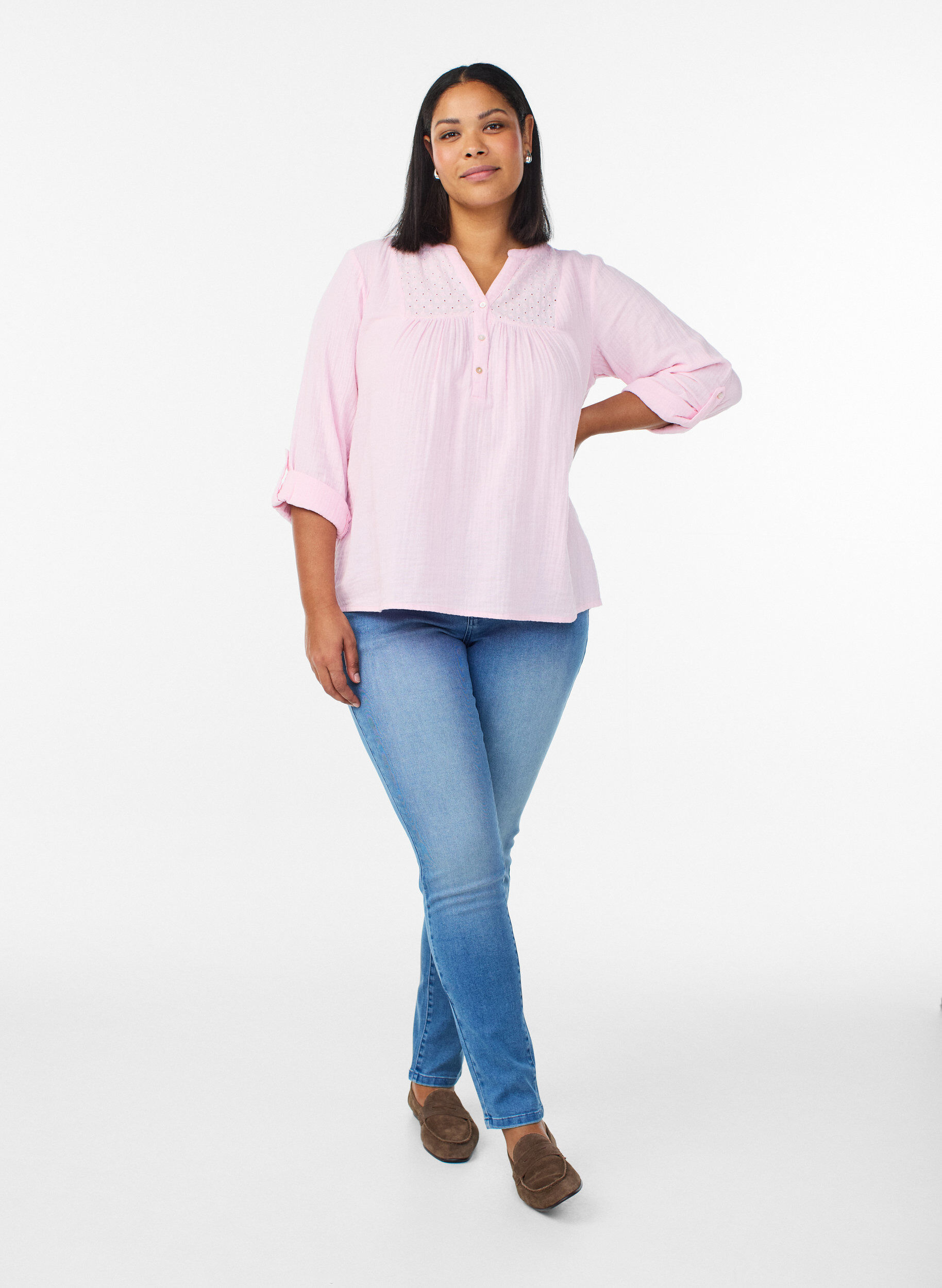 Slim Fit Emily Jeans mit normaler Taillenh&ouml;he, Blau, Model