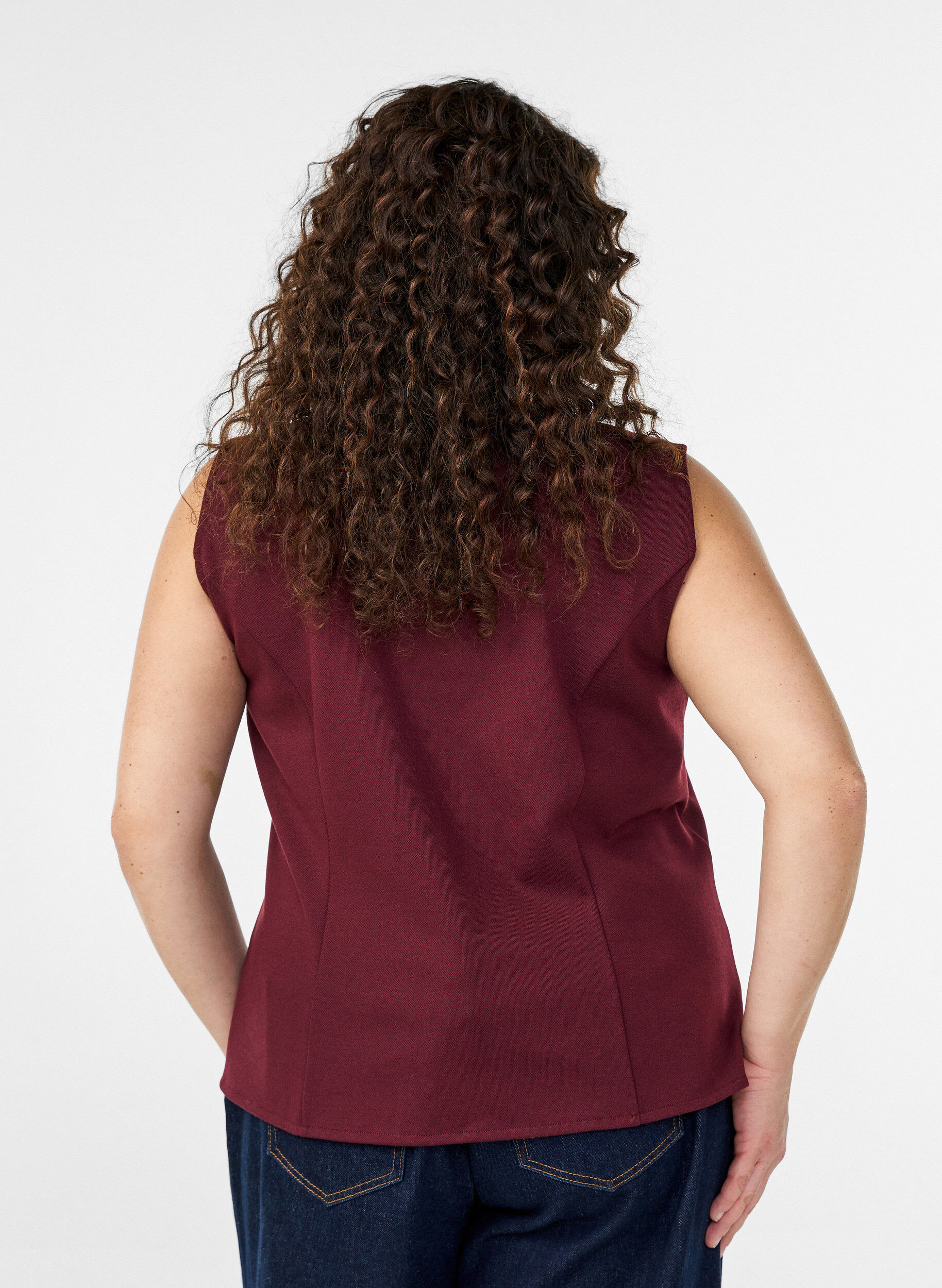 Zizzi&Auml;rmellose Bluse mit Zierkn&ouml;pfen, Rot, Model image number 2