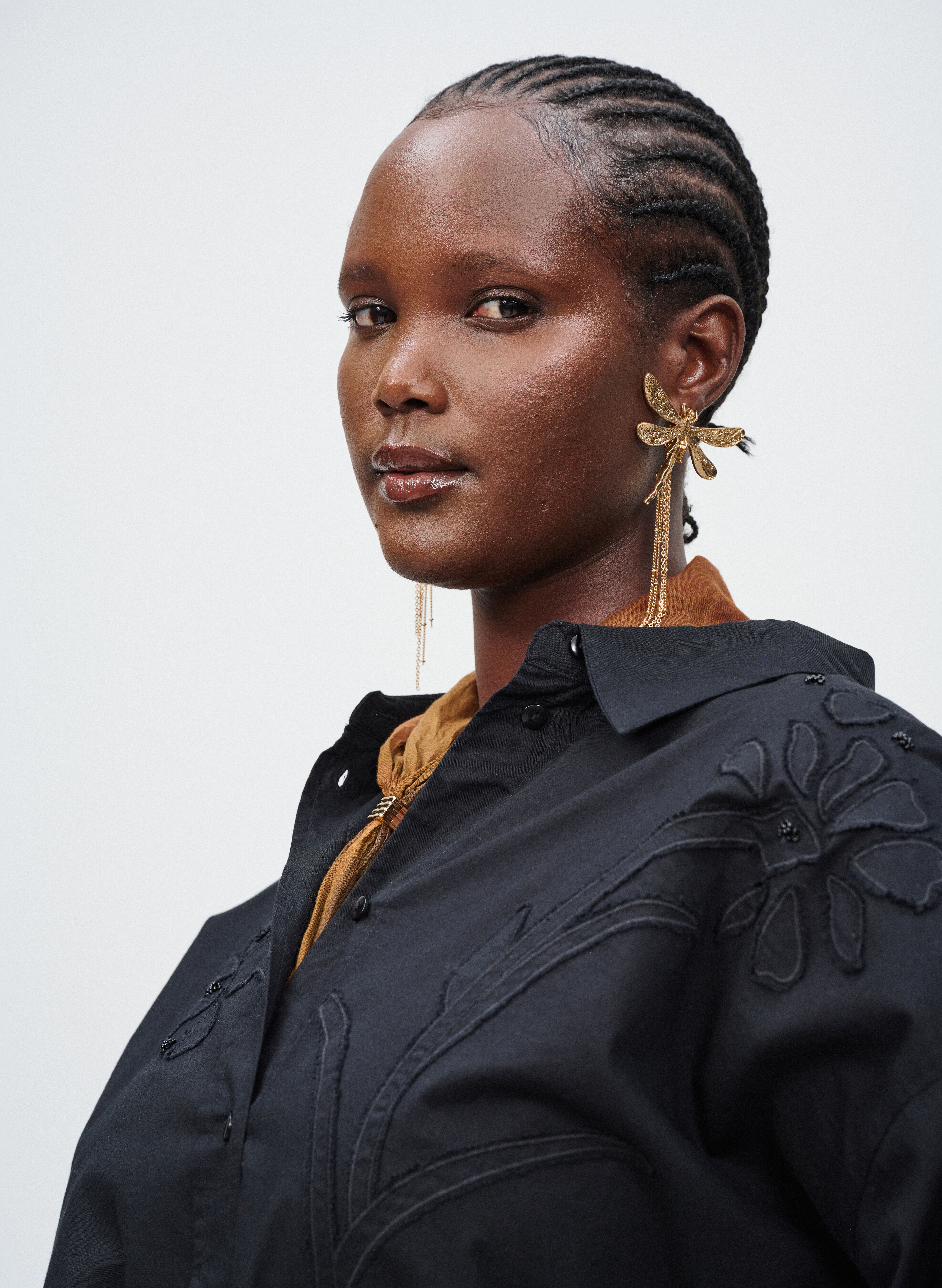 ZizziSchwarzes Hemd mit floraler Stickerei, , Model