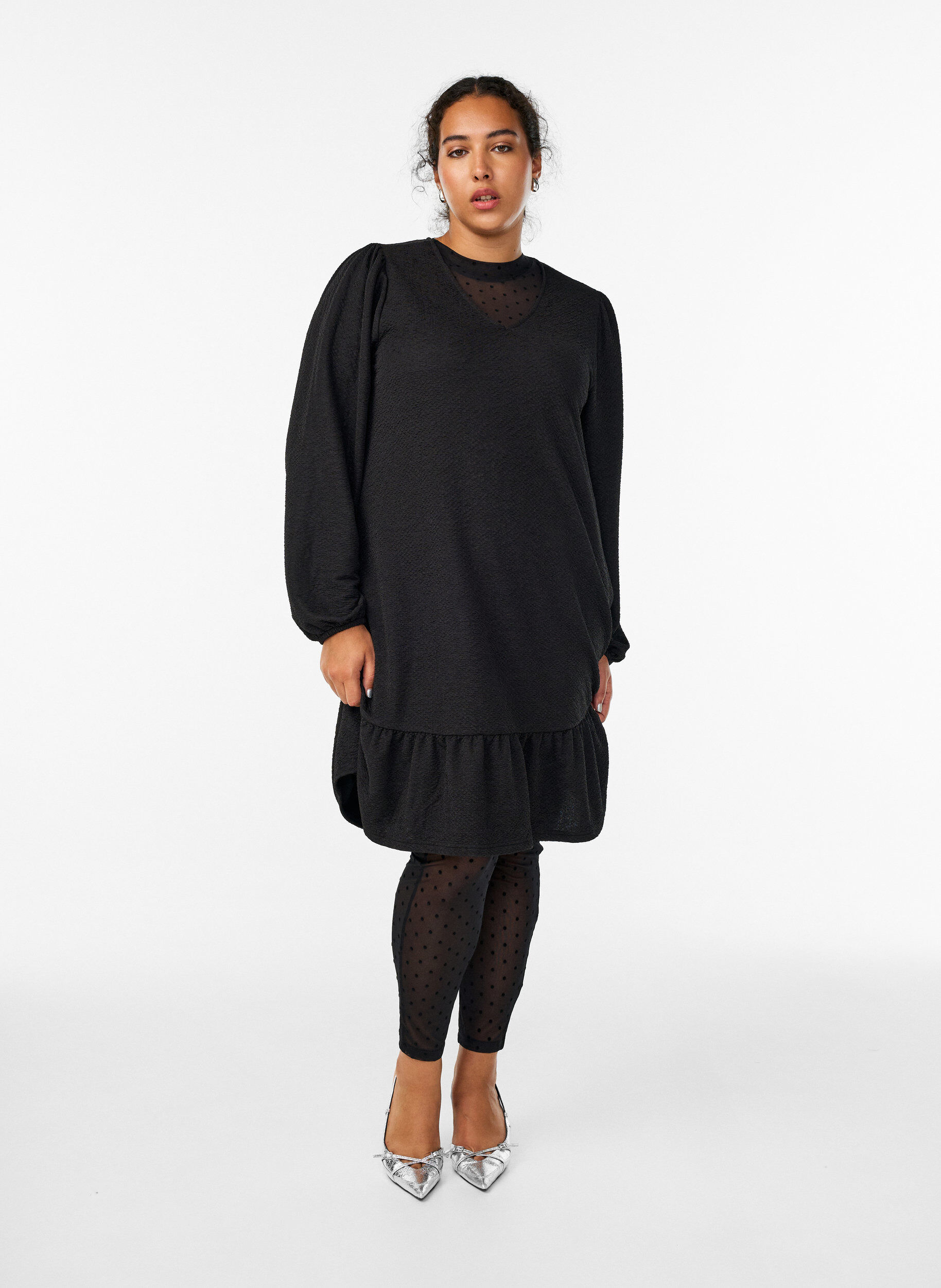 ZizziKurzes strukturiertes Kleid mit R&uuml;schensaum, Schwarz, Model image number 1