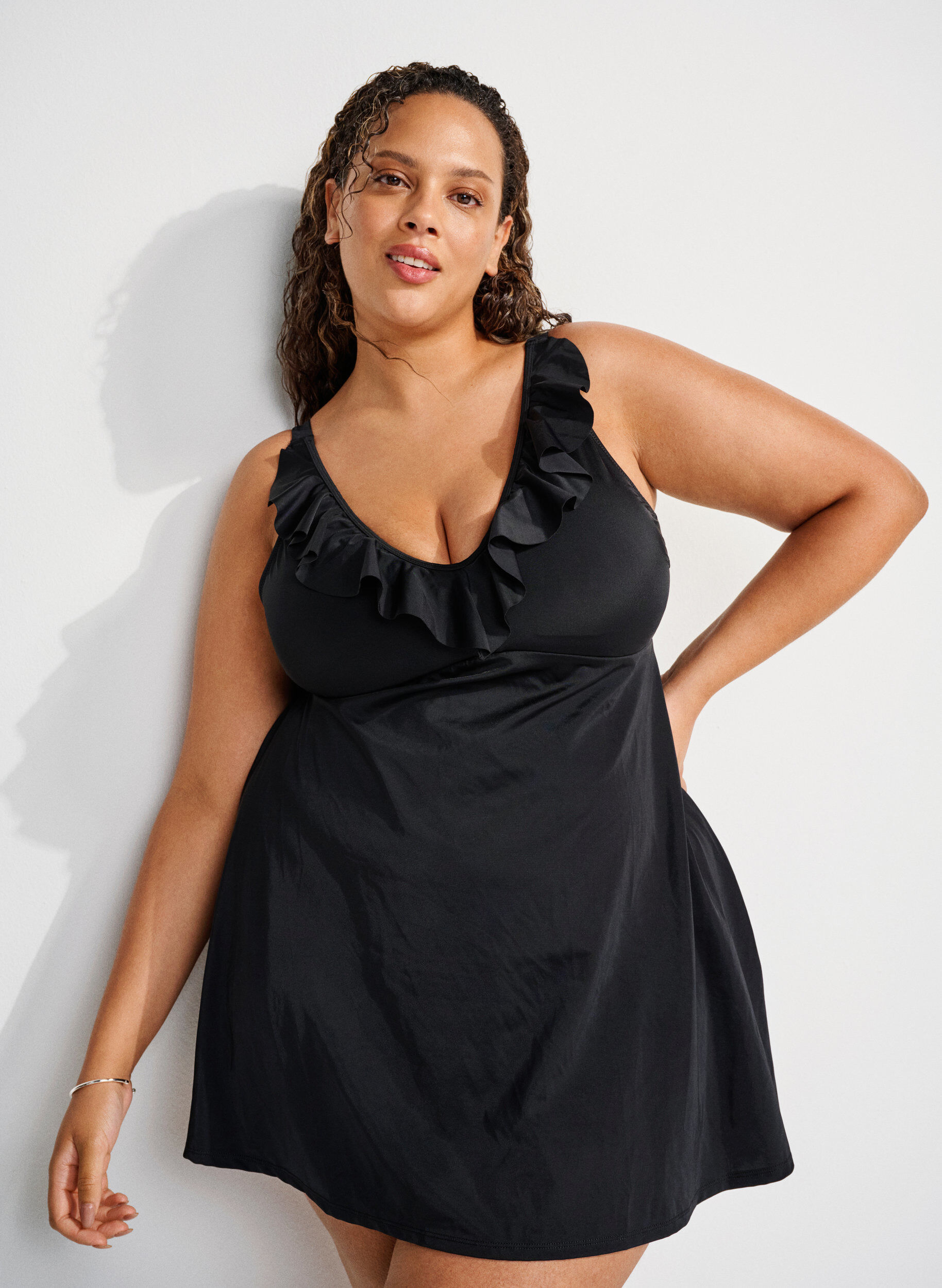 ZizziBadeanzug mit R&uuml;schen und herausnehmbaren Pads, Schwarz, Image image number 0