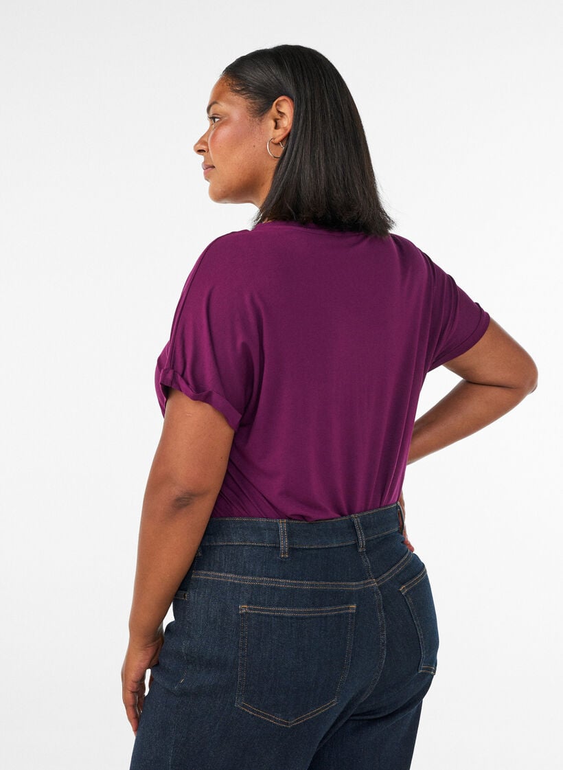 Basic T-Shirt aus Viskose mit V-Ausschnitt, Lila, Model image number 2