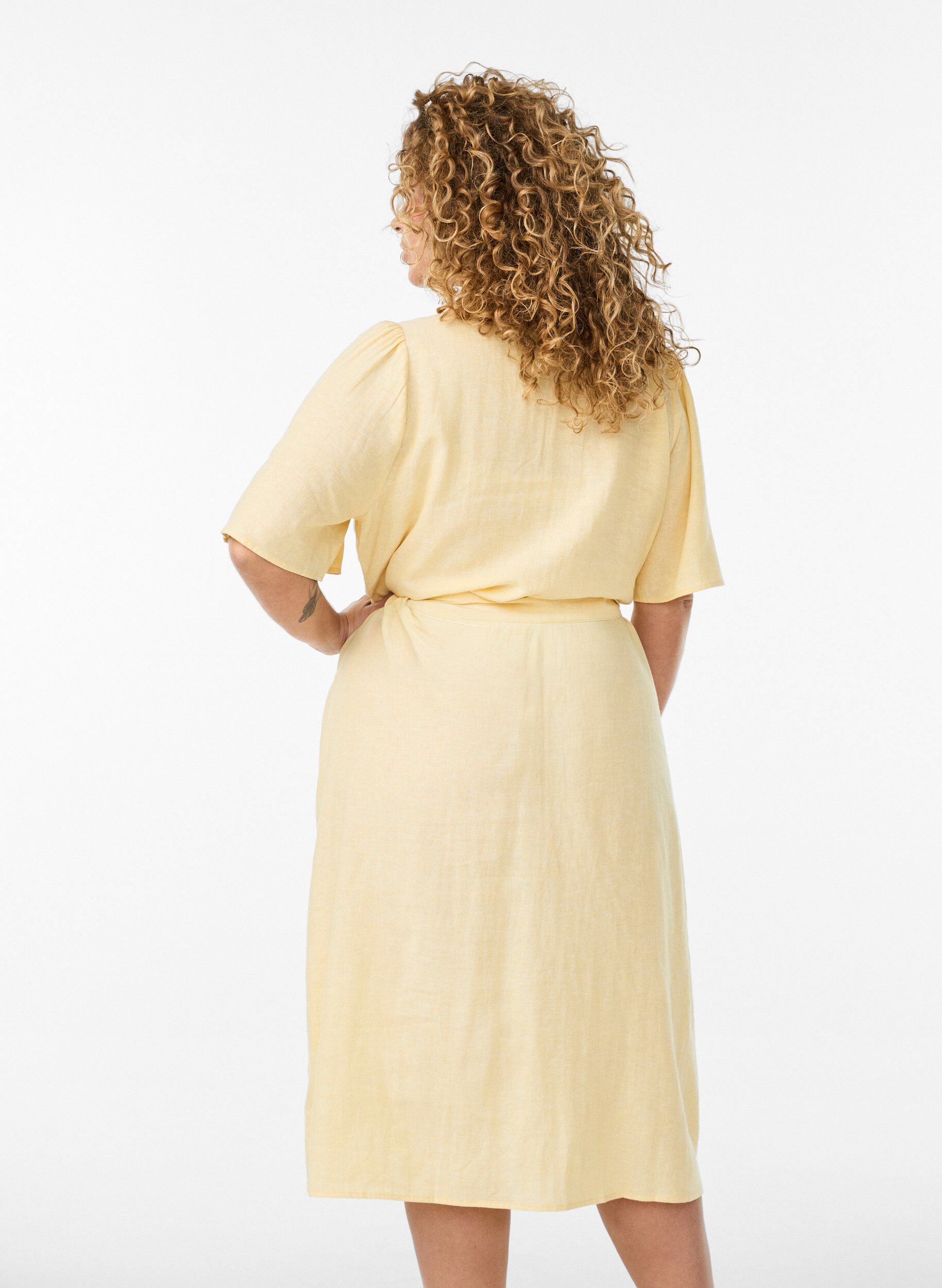 ZizziHemdblusenkleid aus Leinen und Viskose mit Bindeg&uuml;rtel, Gelb, Model image number 2