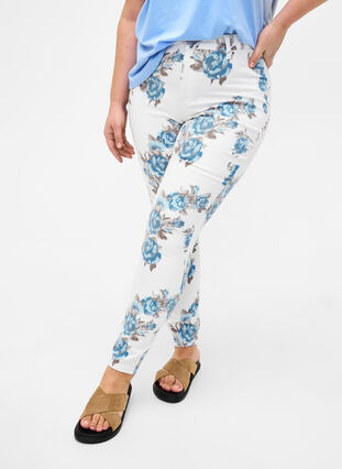 Super-schmale Amy Jeans mit Blumenprint, White B.AOP, Model image number 2