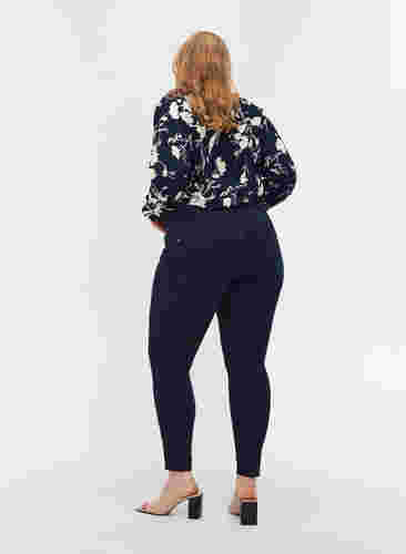 Extra slim Sanna Jeans mit regulärer Taille, Dark blue, Model image number 1