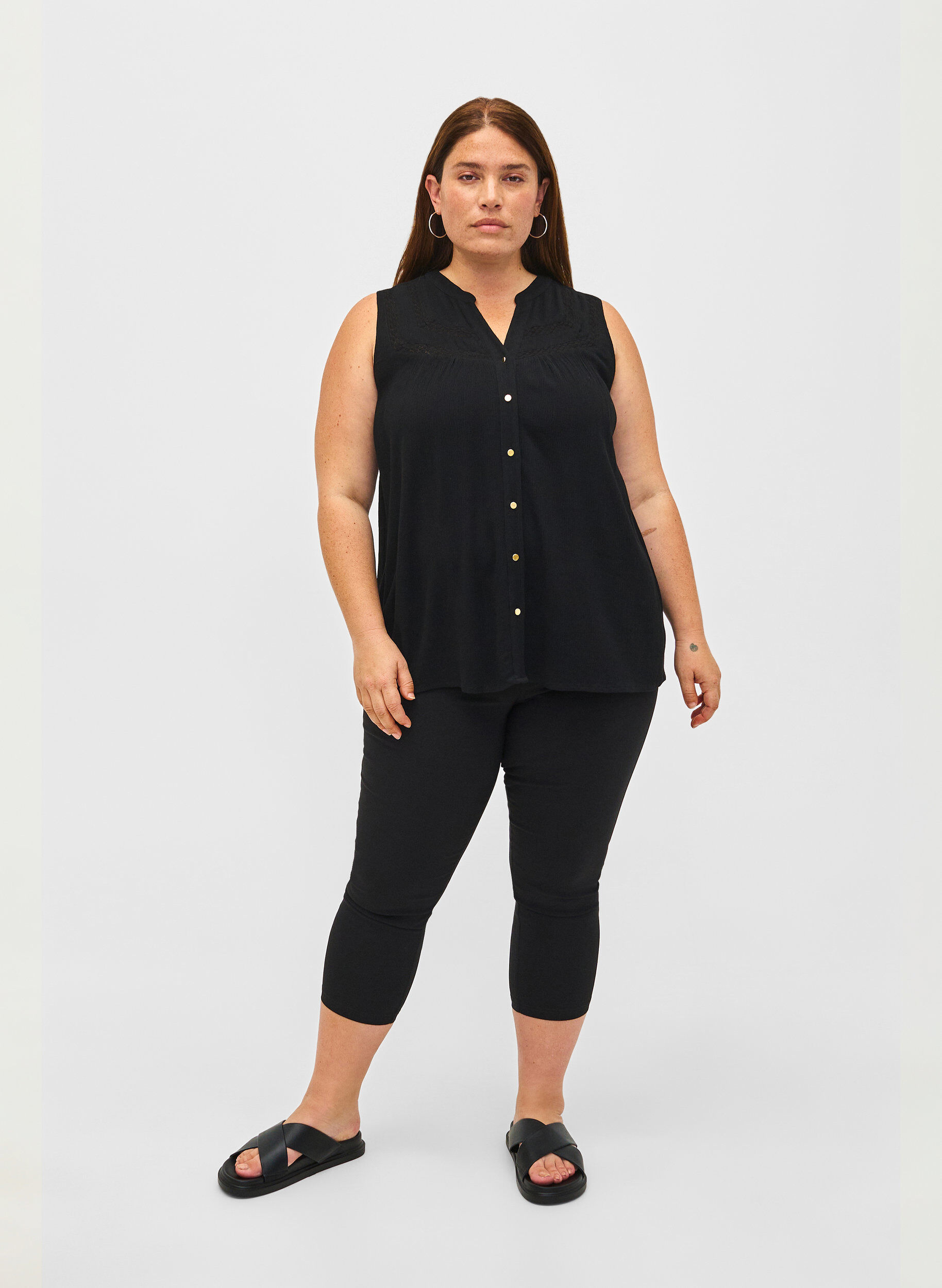 Zizzi&Auml;rmellose Bluse aus Viskose mit H&auml;keldetail, Black, Model image number 2