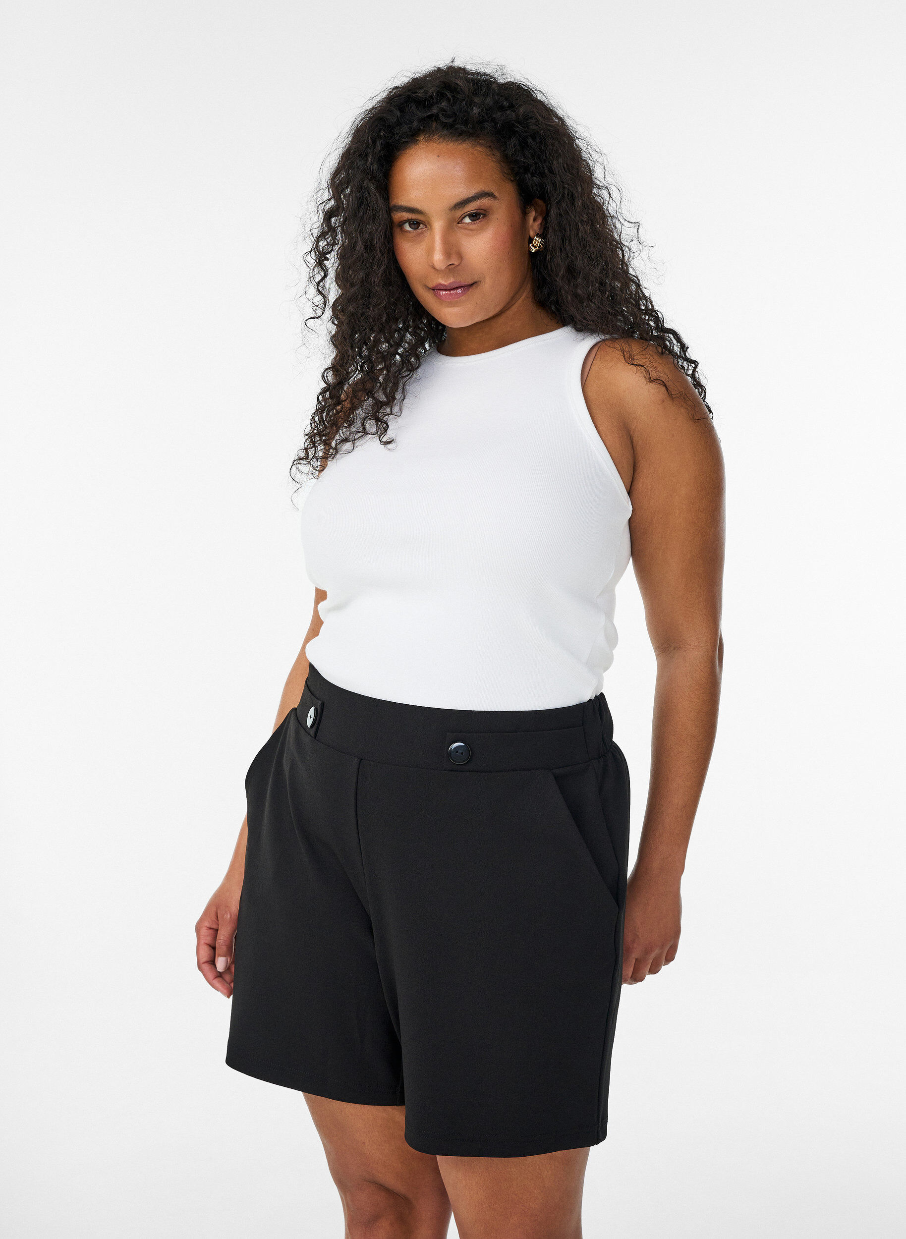 ZizziShorts mit Taschen und lockerer Passform, Schwarz, Model image number 0