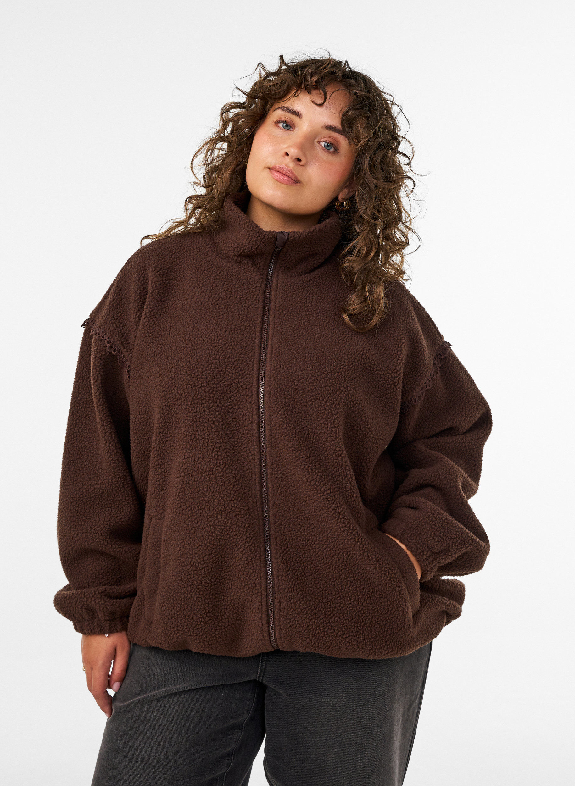Teddyjacke mit Details aus Lochstickerei und hohem Kragen, Braun, Model