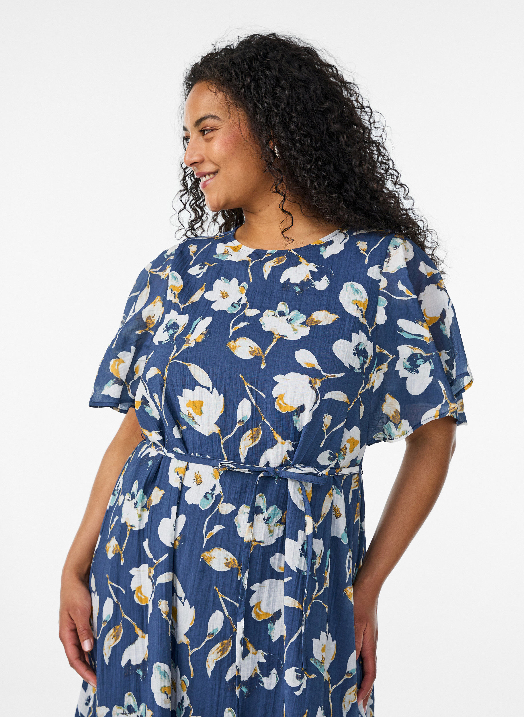 ZizziKn&ouml;chellanges Kleid mit Fl&uuml;gel&auml;rmeln und Bindeg&uuml;rtel, Blau, Model image number 2