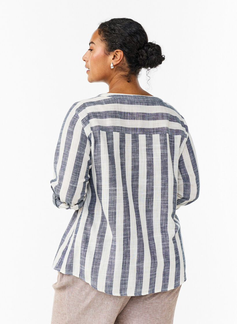Hemdbluse aus Baumwolle mit V-Ausschnitt, Blau, Model image number 2