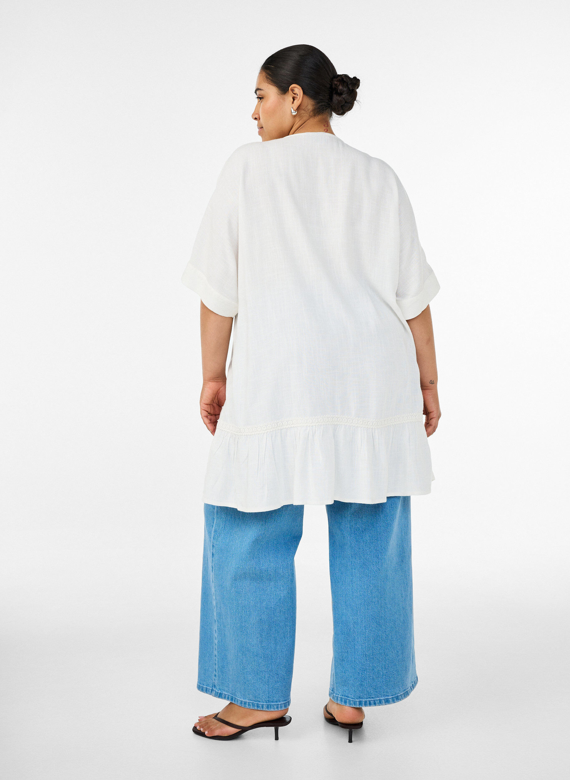 ZizziTunika aus Viskose mit Kn&ouml;pfen und R&uuml;schensaum, Vanille, Model image number 2