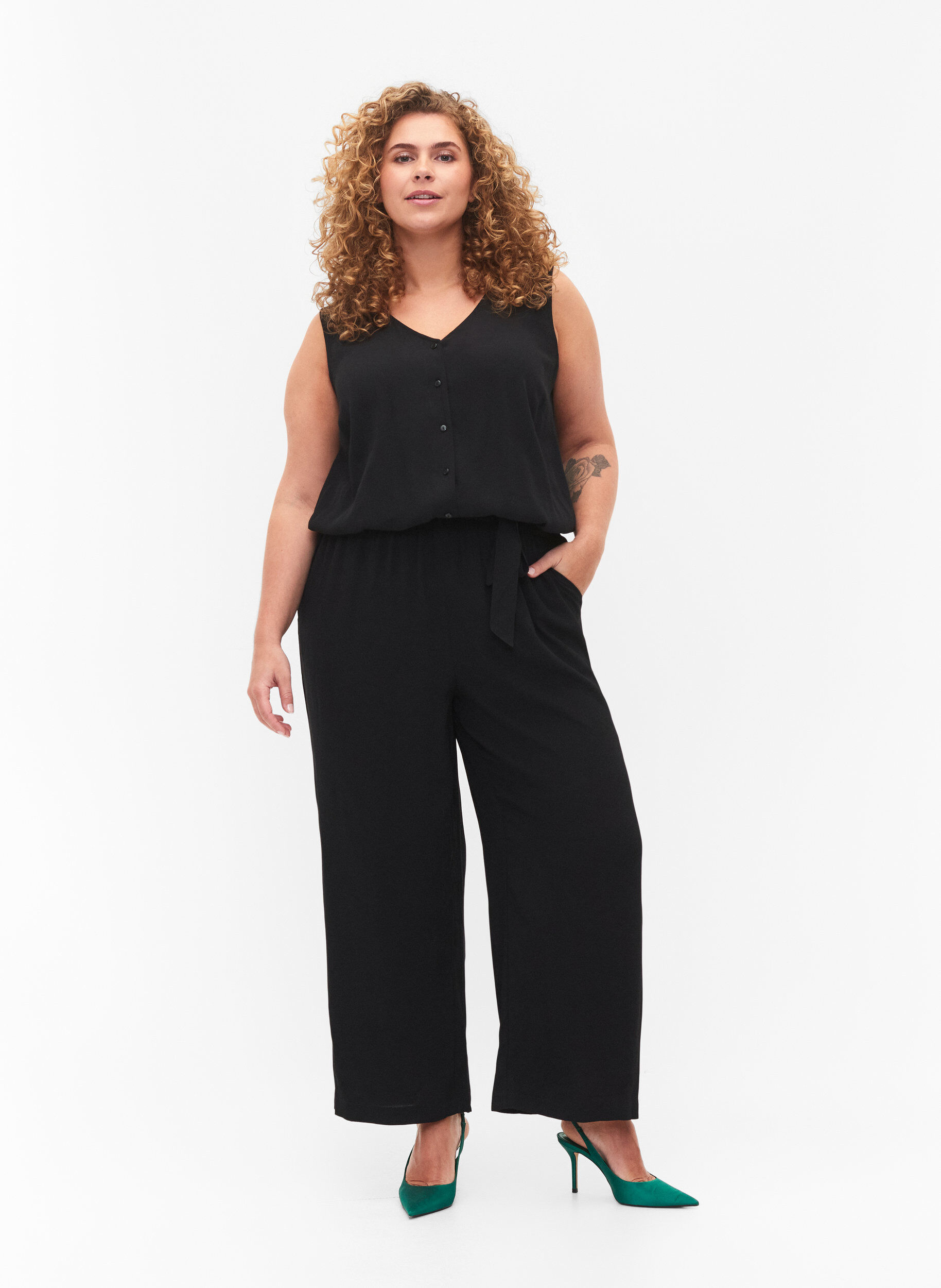 Zizzi&Auml;rmelloser Jumpsuit aus Viskose, Black, Model image number 0