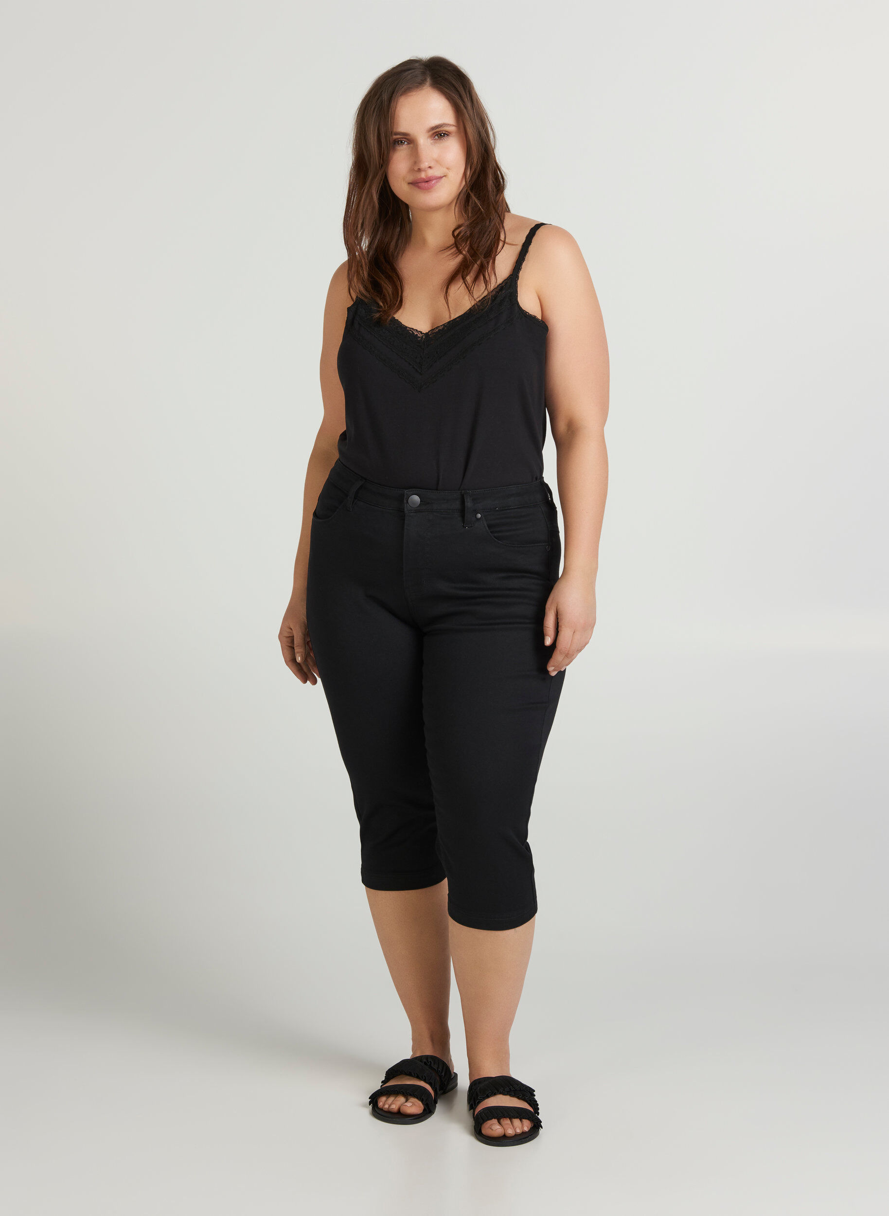 ZizziSlim Fit Emily Capri Jeans, Schwarz, Model image number 1