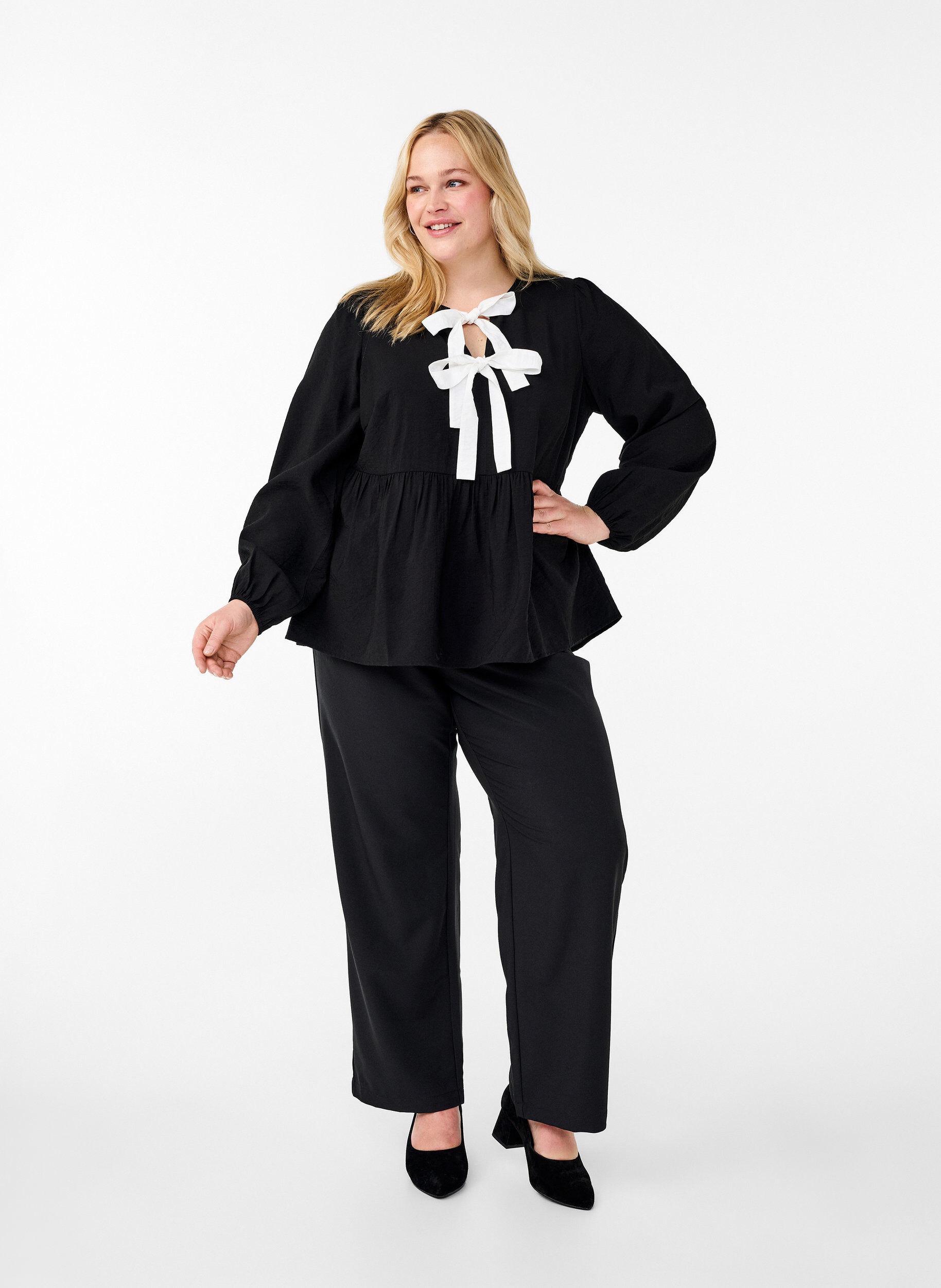 ZizziBluse aus Viskose mit Schleifen und langen &Auml;rmeln, Black White Bow, Model image number 2