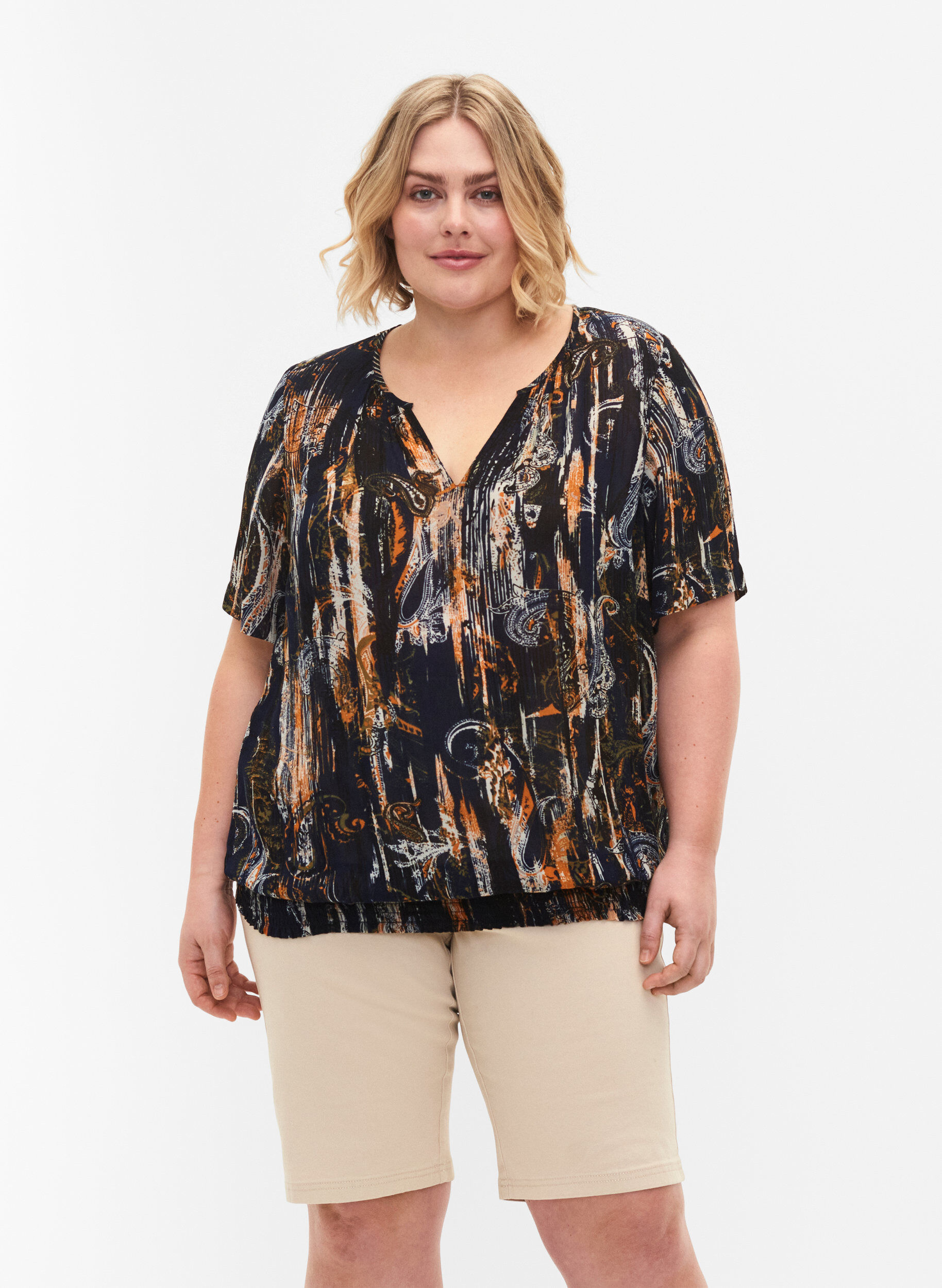 Eng anliegende Shorts mit Ges&auml;&szlig;taschen, Fog, Model