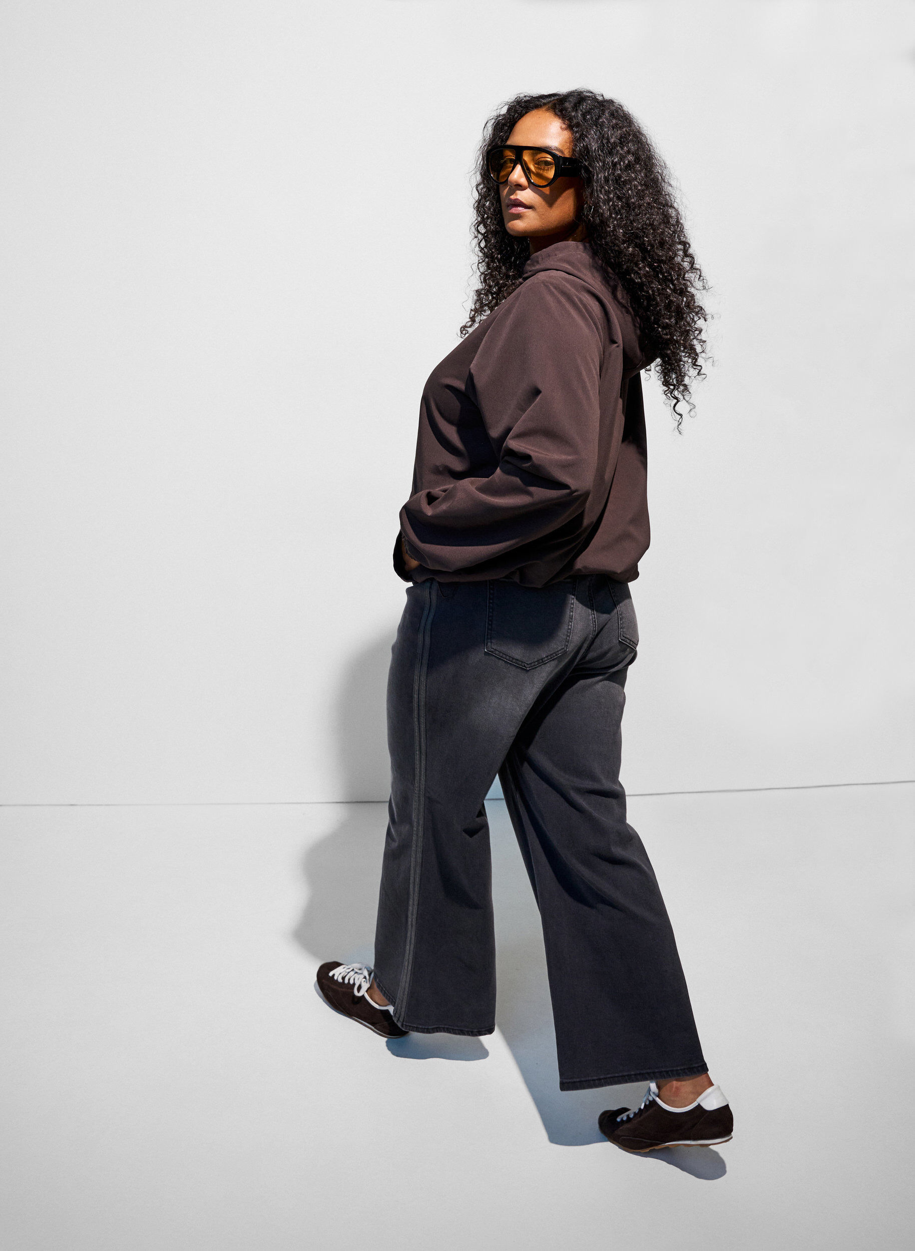 ZizziLeichte Jacke mit Kapuze und Rei&szlig;verschluss, Braun, Model image number 2