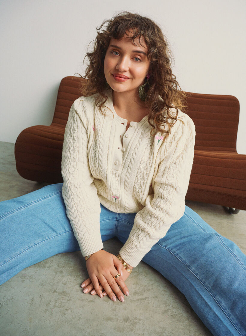 Strickbluse mit Zopfmuster und bestickten Blumen, Wei&szlig;, Image image number 0